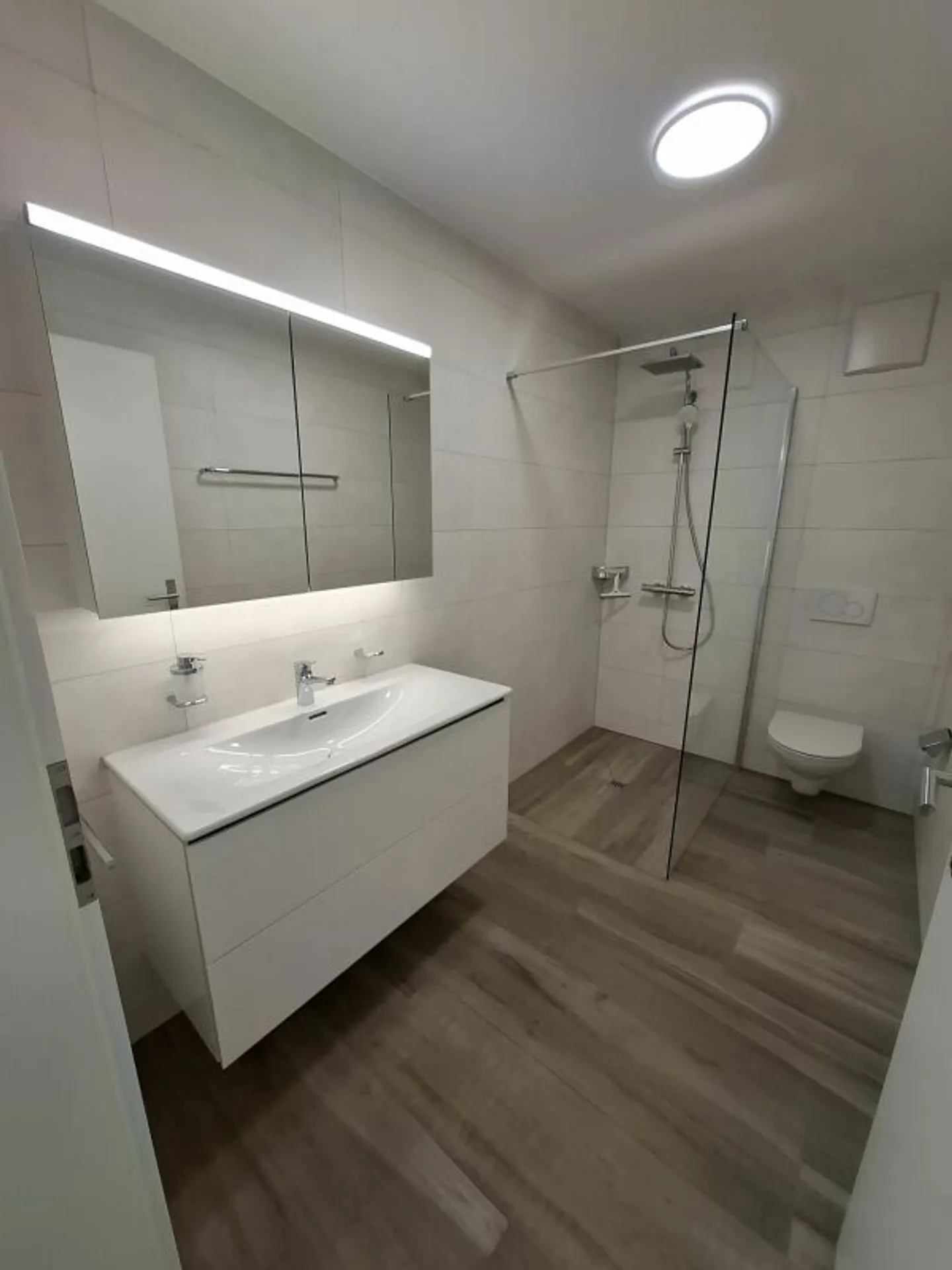 Appartement penthouse 2.5 pièces dans un NOUVEAU BÂTIMENT avec grande terrasse de 52 m², seconde location - Photo 4 sur 10