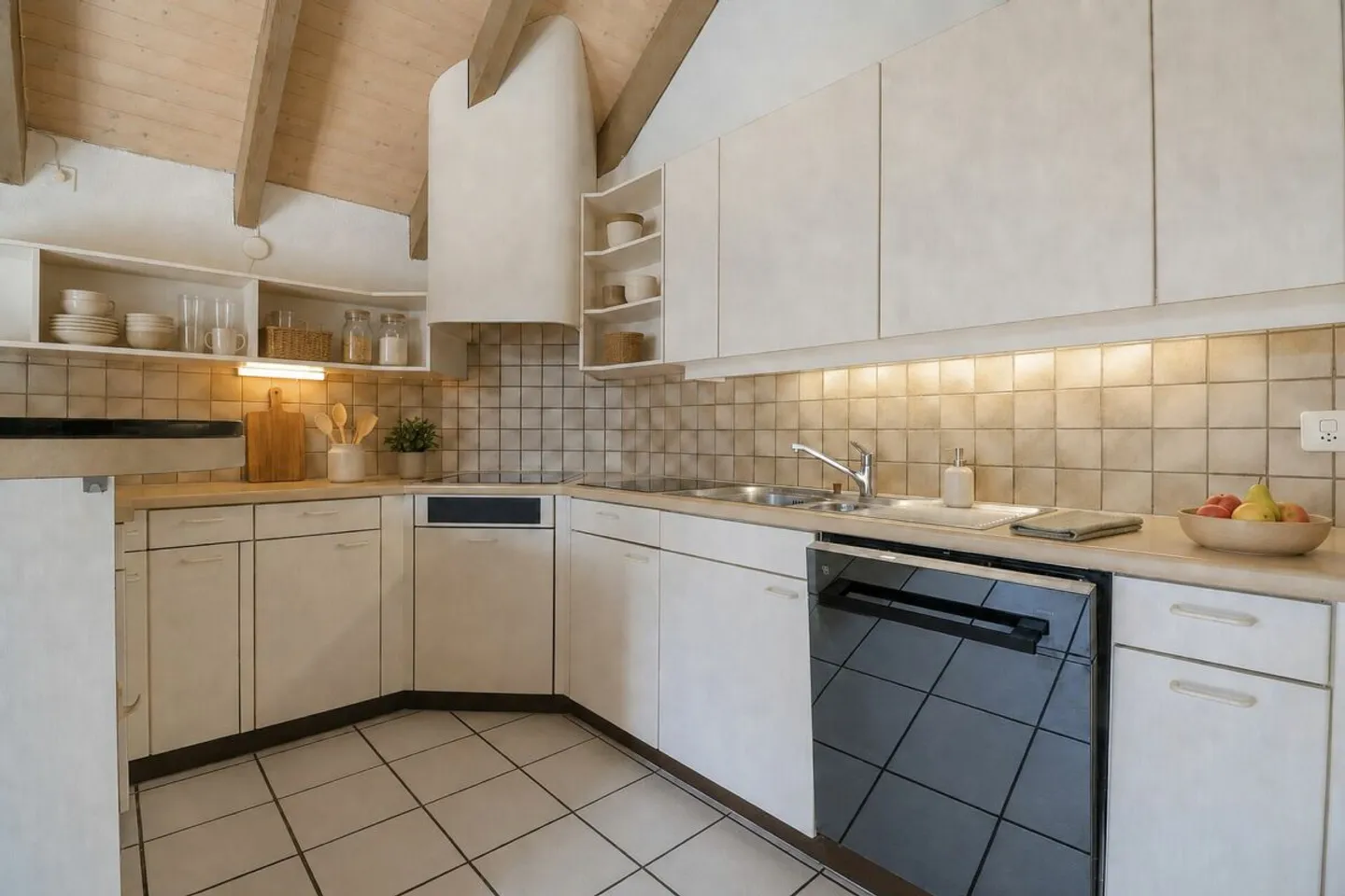 Vivre sur deux niveaux - Maisonette de 4½ pièces avec cheminée, sauna et balcon ensoleillé - Photo 3 sur 12