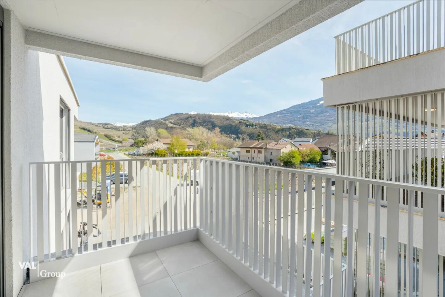 Bright studio with private outdoor space - Photo 3 of 5