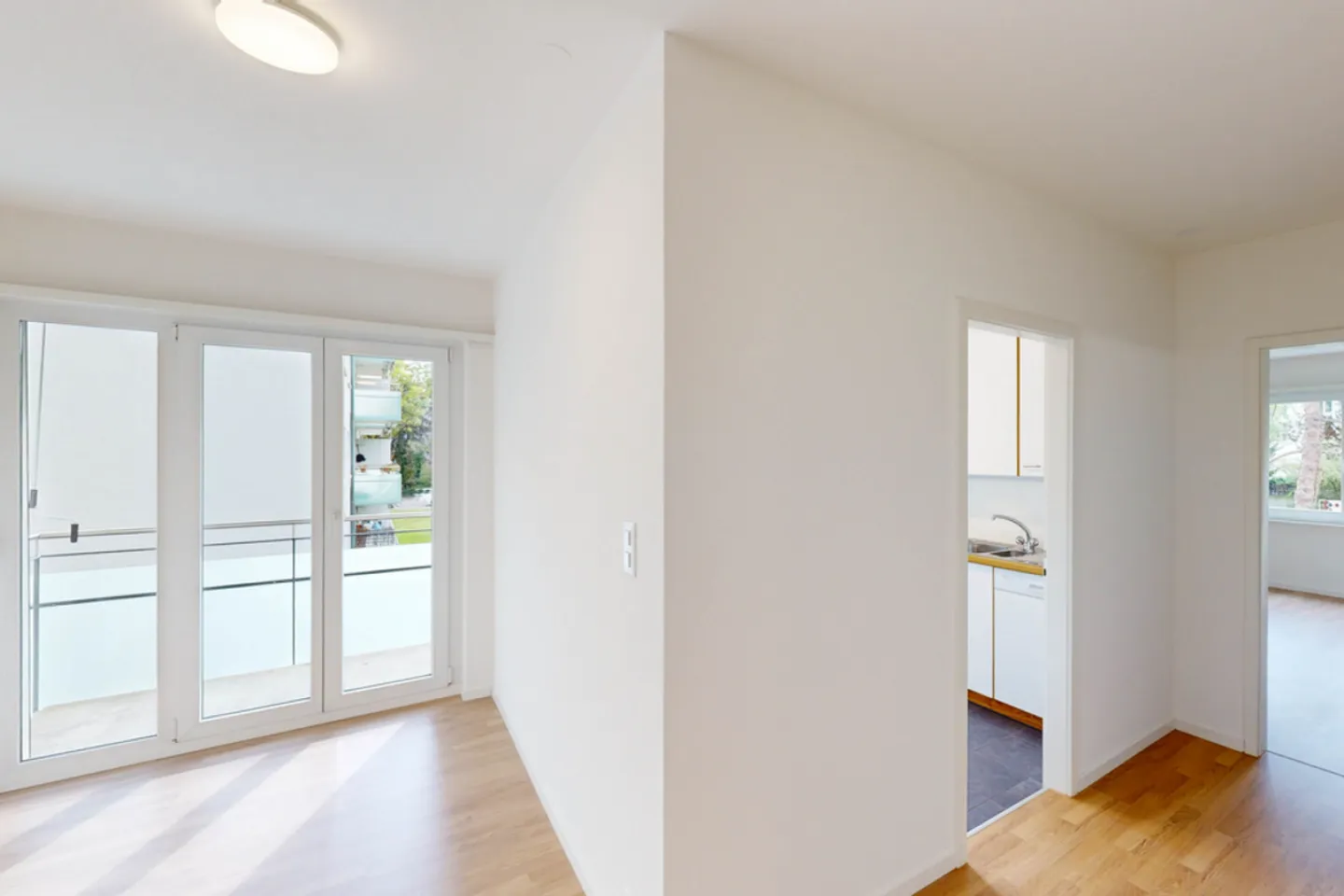 Helle Wohnung mit Waschtrockner - Foto 2 von 11