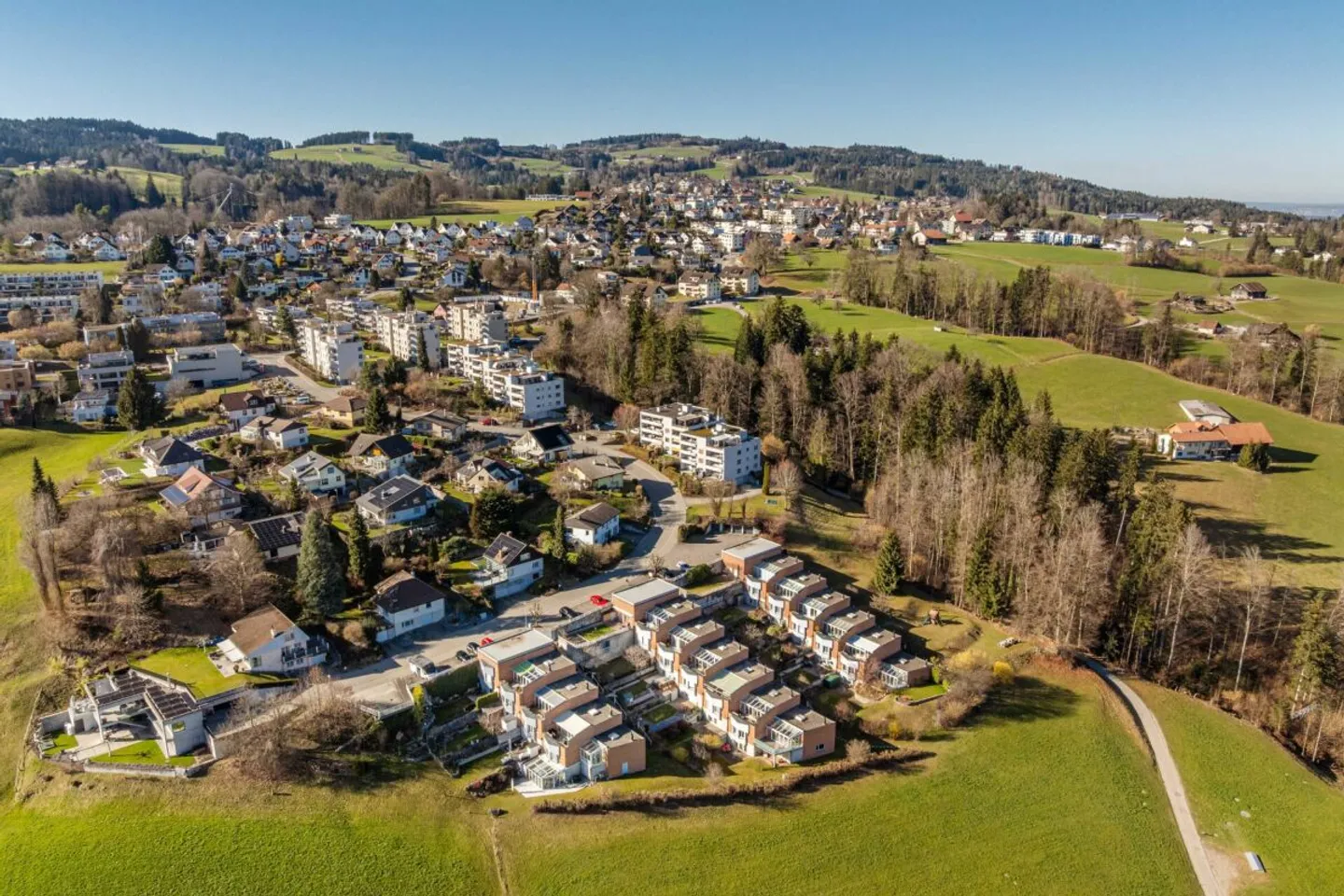 Vivre avec une vue - Maison de rangée de 7,5 pièces en bout de rangée directement adjacente à la zone agricole - Photo 8 sur 10