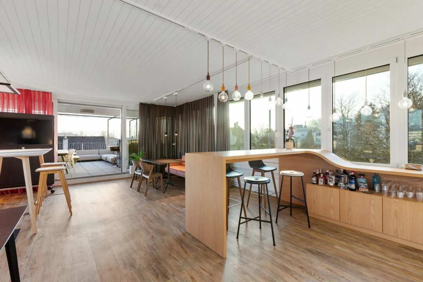 Modern Commercial Property in a Well-Frequented Location - Photo 6 of 12