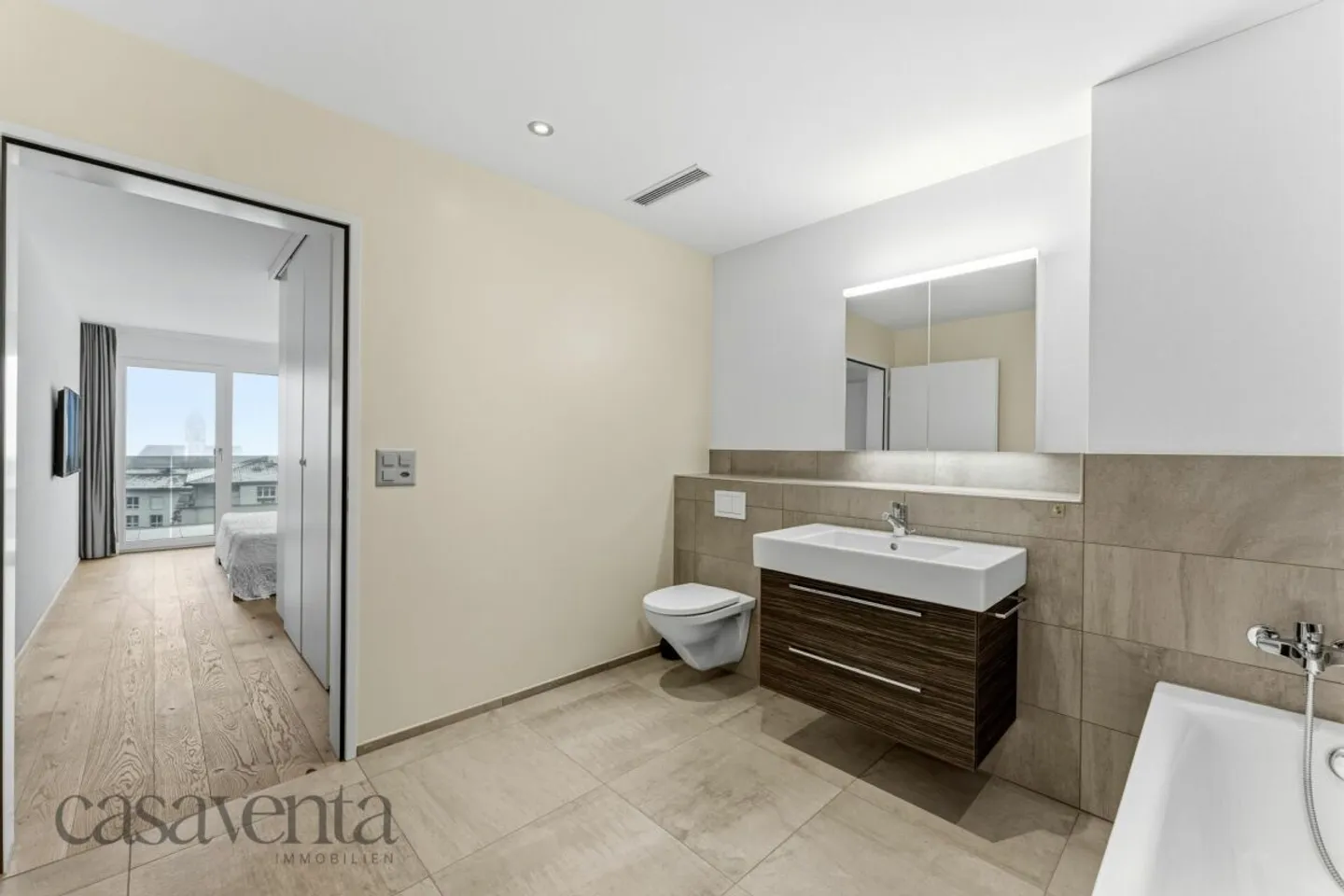 Condominium exclusif avec vue panoramique et soleil du soir - Photo 8 sur 13