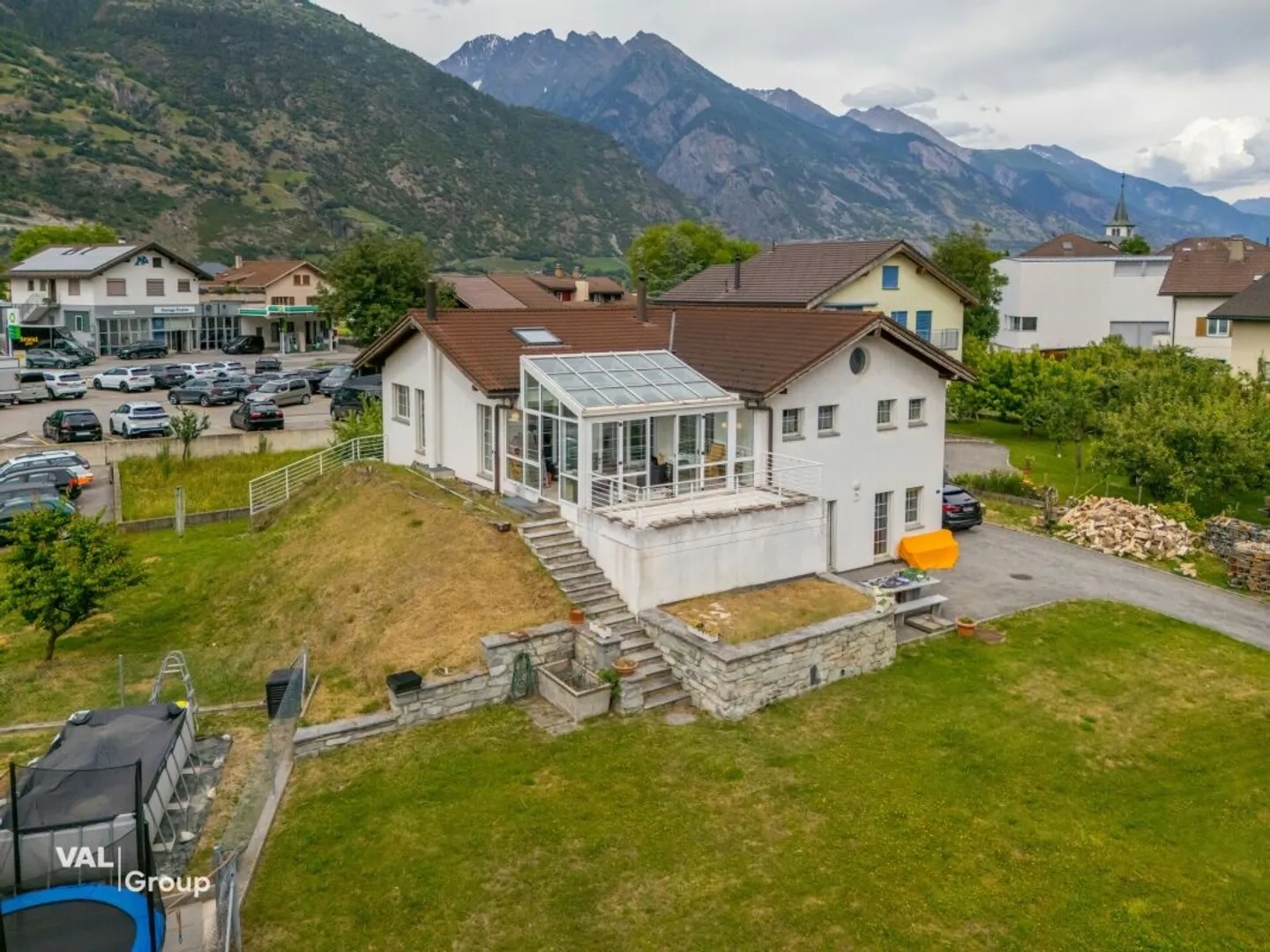 Gepflegtes Familienhaus mit Bergsicht und Wintergarten - Foto 1 di 13