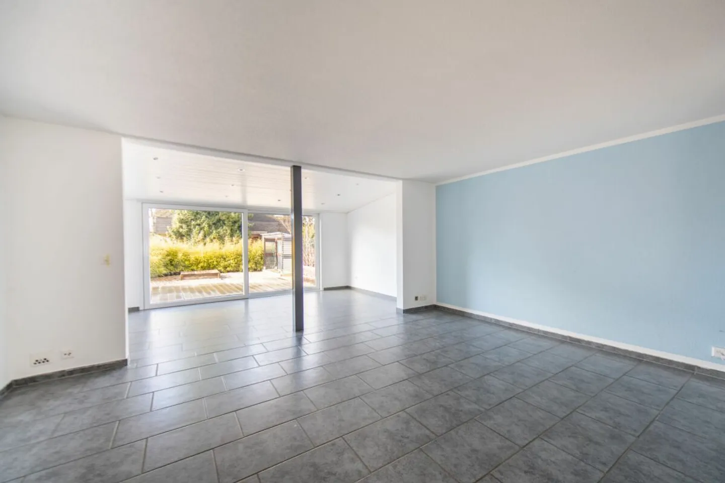 Arrive and feel at home: 6.5-room semi-detached house in a family-friendly residential area - Photo 2 of 13