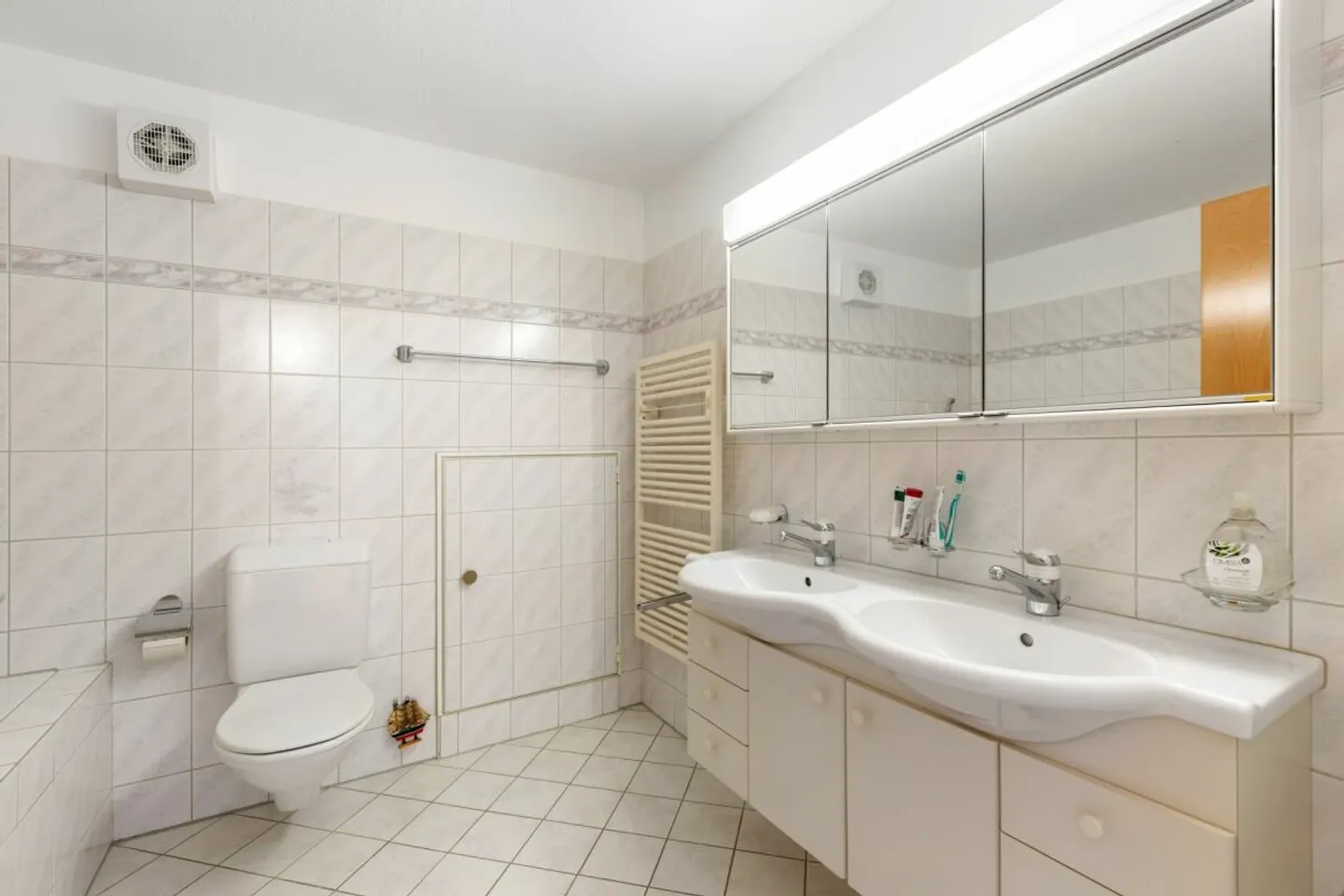 Appartement 3.5 pièces bien entretenu avec balcon ensoleillé et vue sur la verdure - Photo 7 sur 13