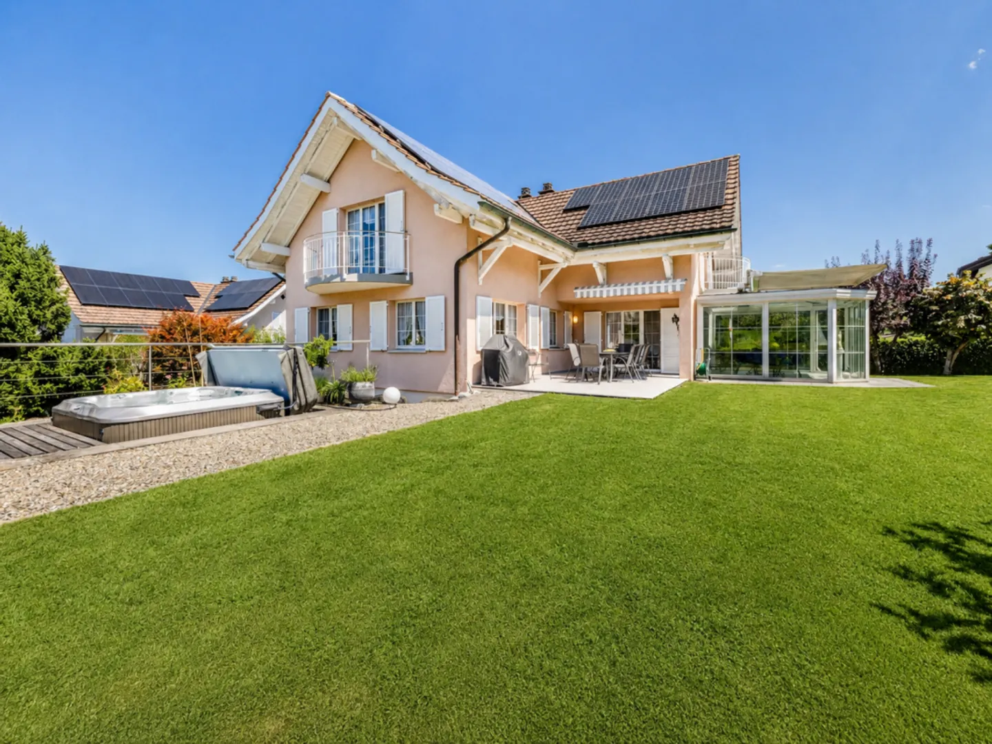 Casa unifamiliare di 5,5 stanze con garage doppio, grande giardino e vasca idromassaggio - Foto 1 di 10