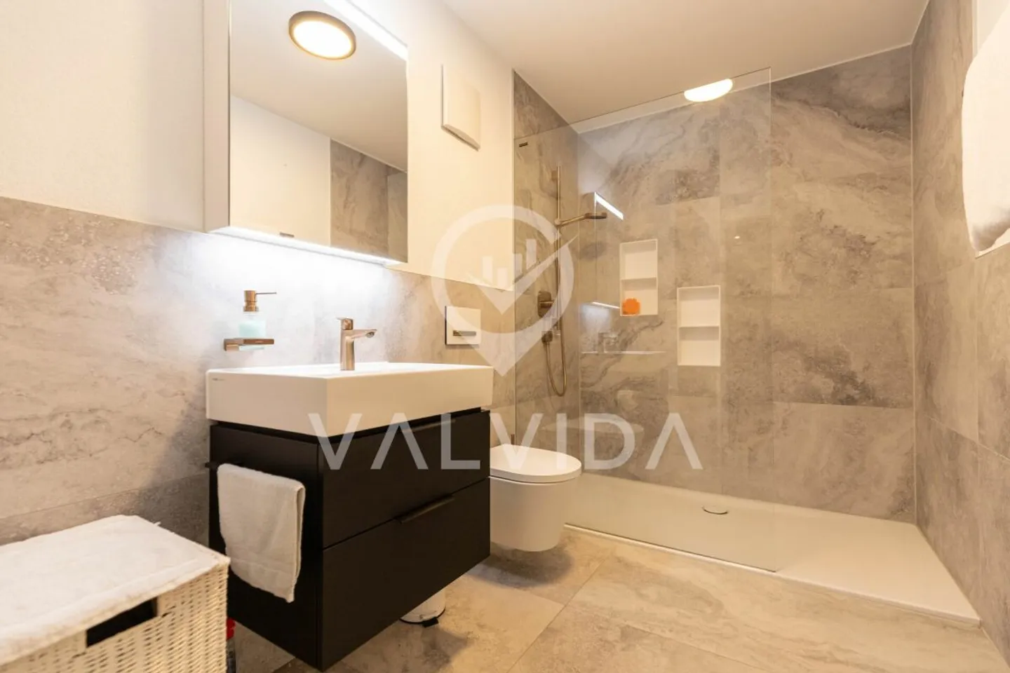 Moderne 5.5-Zimmerwohnung mit grosser Terrasse in Susten - Foto 13 von 13