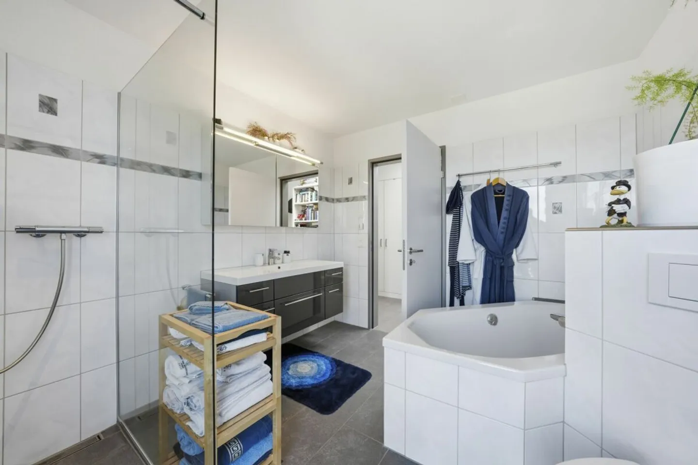 Stylish Attic Apartment with Views - Photo 12 of 13