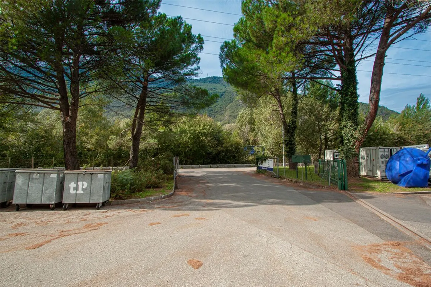 Superficie industriale con parcheggi - Foto 7 di 9