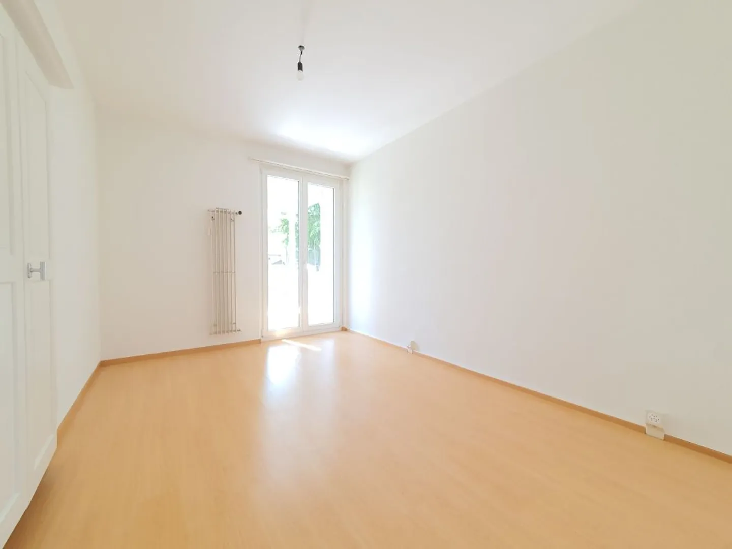 teilsanierte 3.5-Zimmer-Wohnung mit Balkon inmitten grossartiger Bergkulisse - Photo 5 of 9