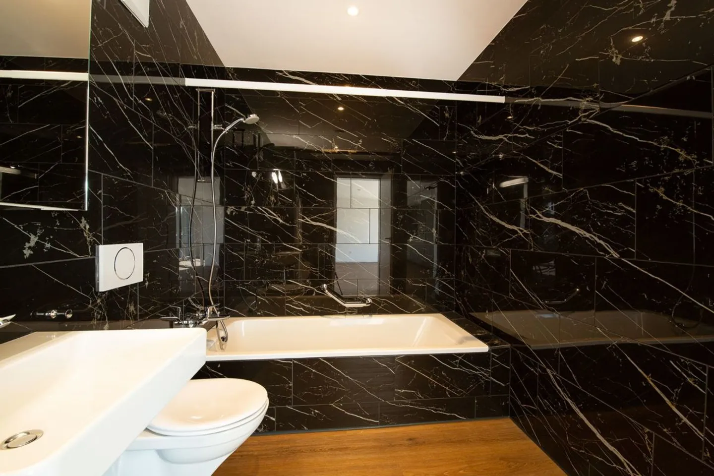 Appartement penthouse moderne de 2,5 pièces dans une oasis verte - Bienvenue dans votre nouveau chez-vous ! - Photo 4 sur 9