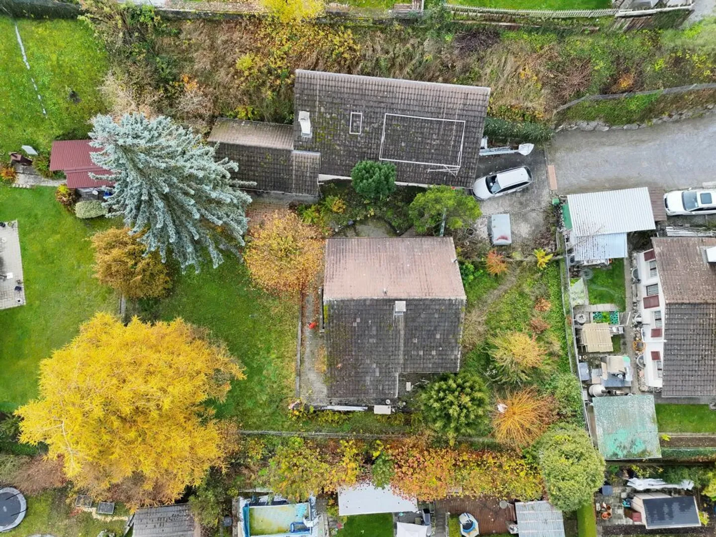 Detached single-family house with potential, separate large workshop/garage building - Photo 2 of 13