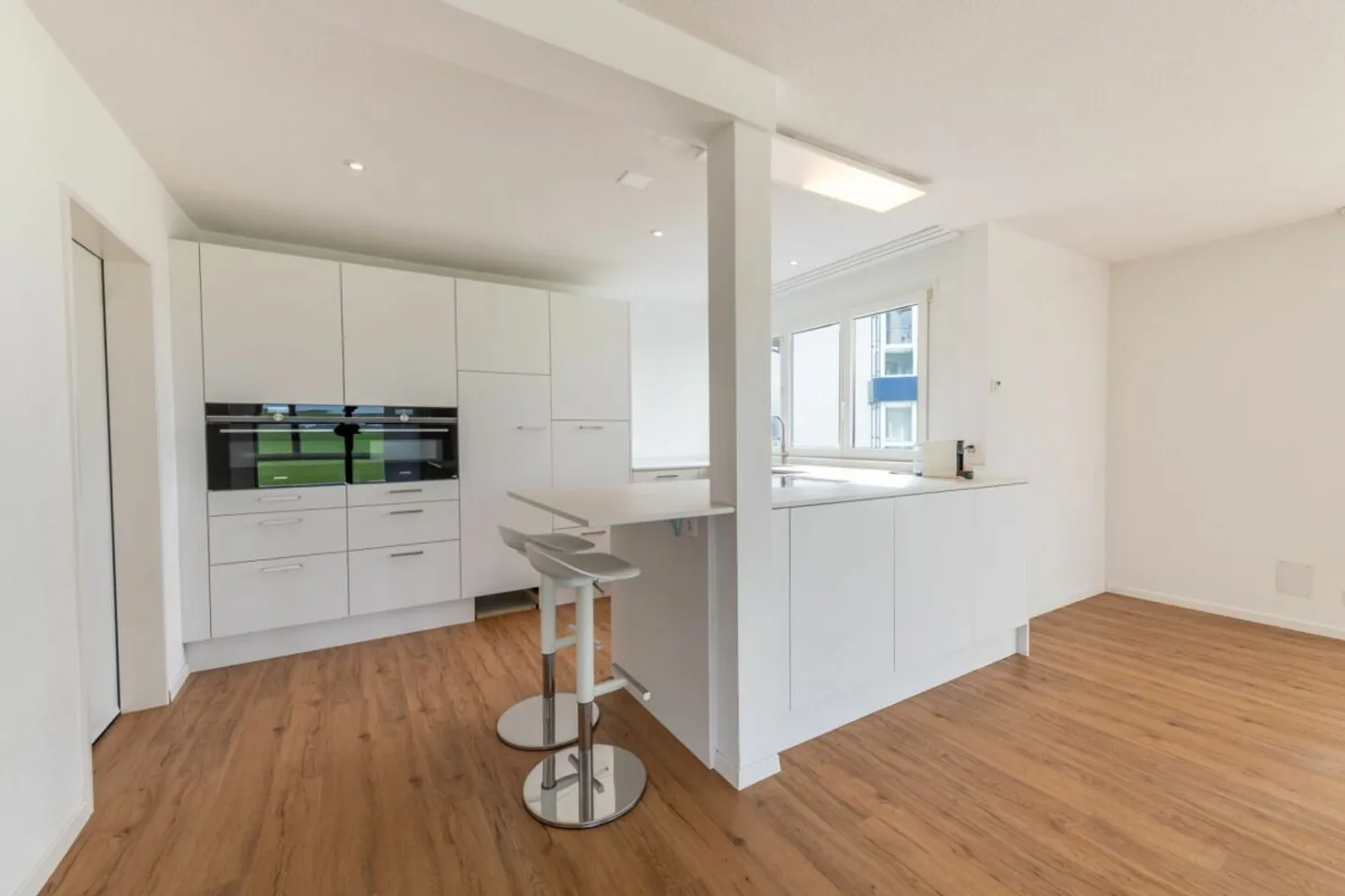 Appartement lumineux de 5,5 pièces avec terrasse et paradis vert privé - Photo 4 sur 13