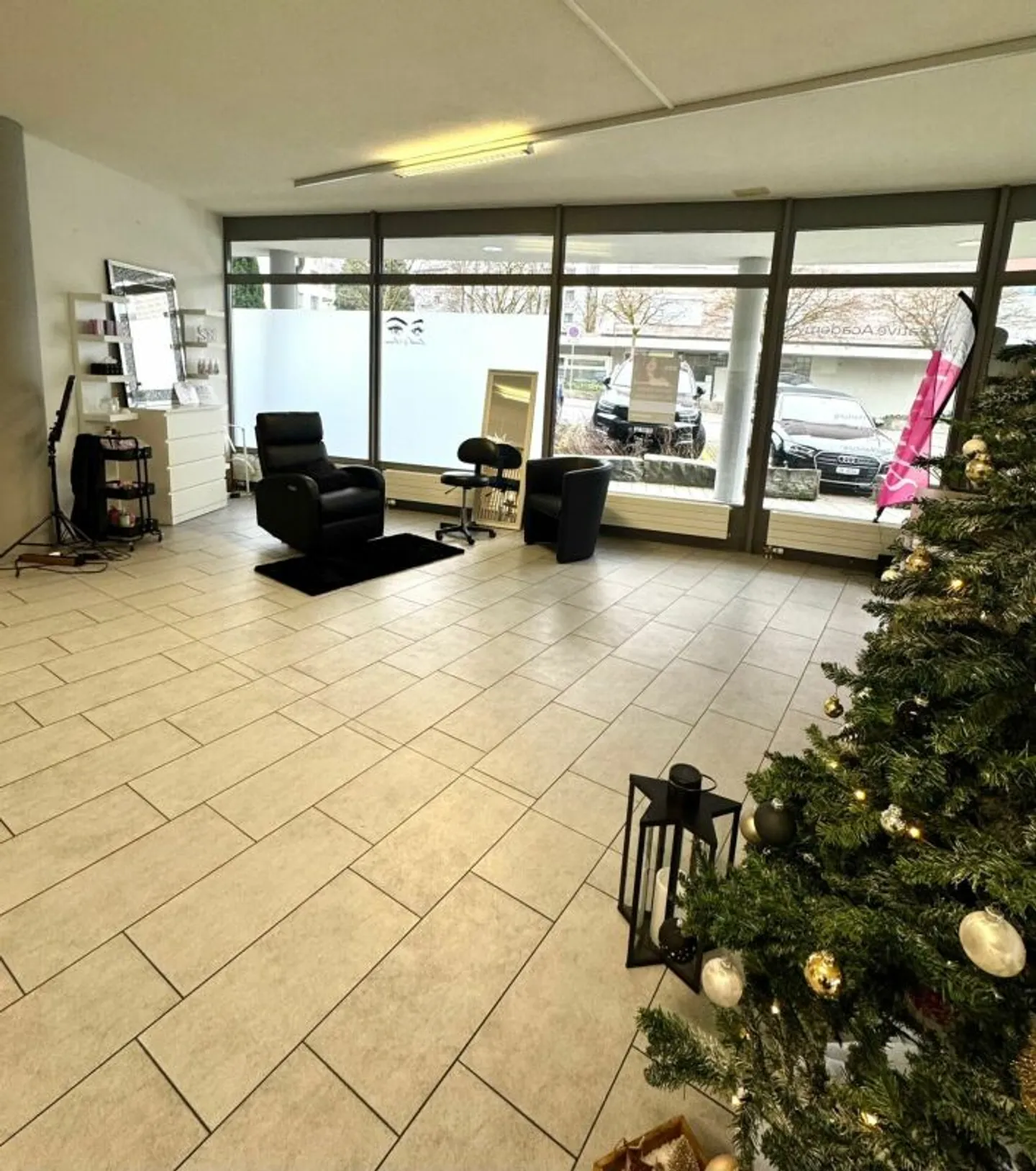 Successor*in for Beauty Studio in Steinhausen wanted, immediately! - Photo 1 of 3