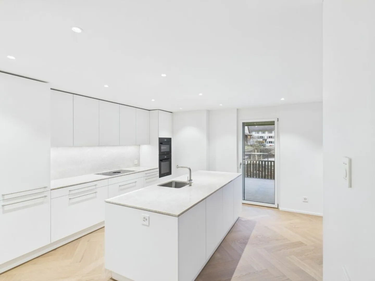 Modern and bright with high-quality finishing standards - Photo 2 of 13