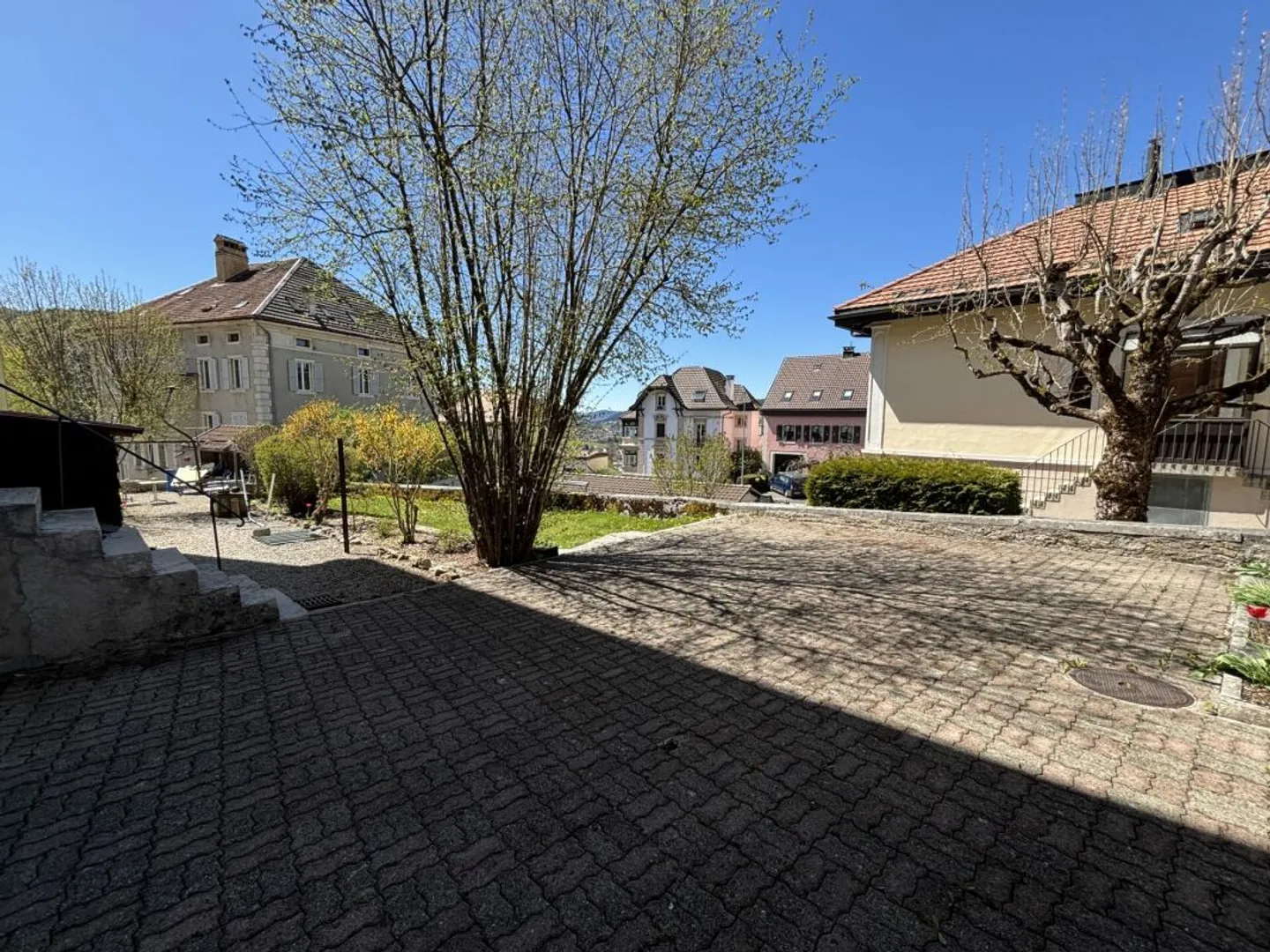 Beautiful family building with terrace and garden - Photo 3 of 13