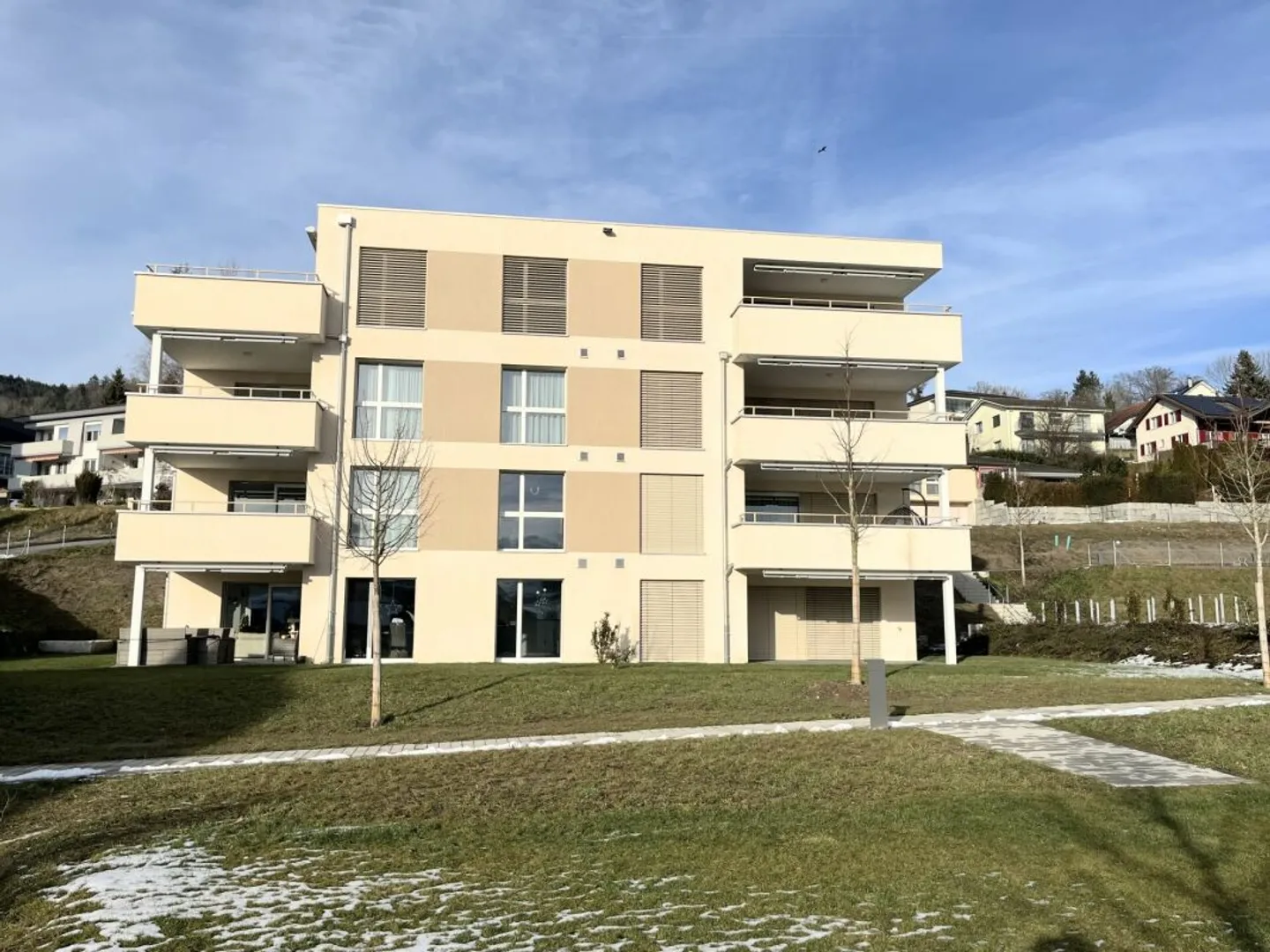 Après la première occupation - Appartement mansardé moderne de 4,5 pièces au cœur d'Uffikon - Photo 10 sur 11