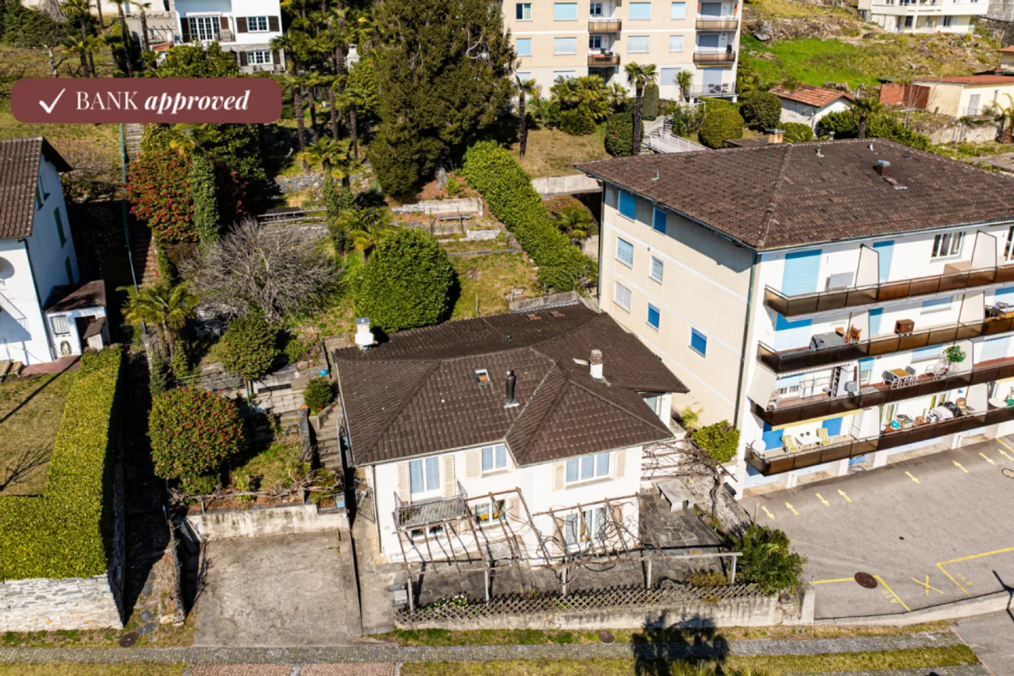 Affascinante casa ticinese con terreno - Foto 1 di 9
