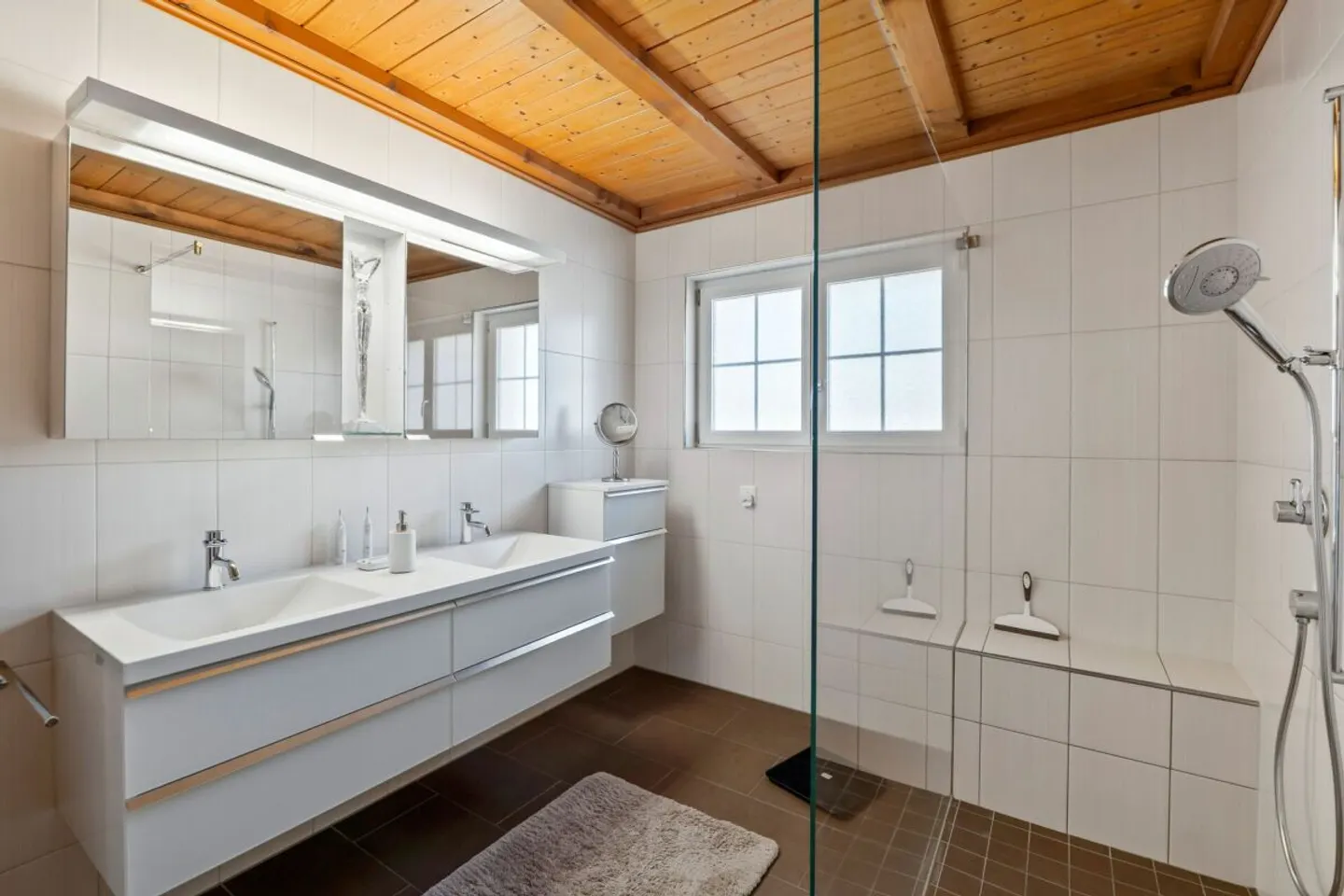 Casa unifamiliare di 6 camere ben tenuta in una posizione tranquilla e soleggiata a Rothrist - Foto 8 di 13