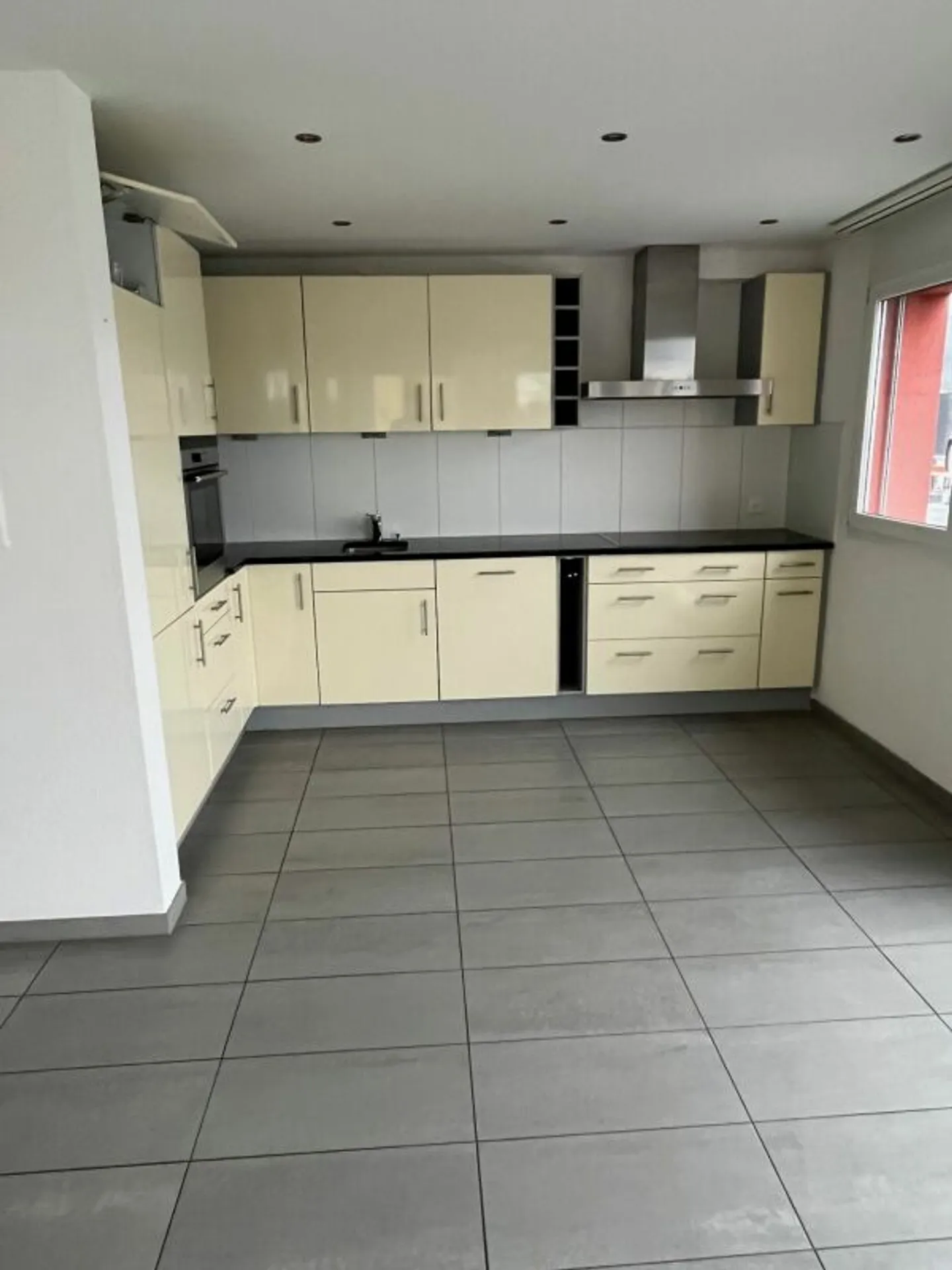 Modern 3.5 room apartment with patio in a good location - Photo 3 of 13
