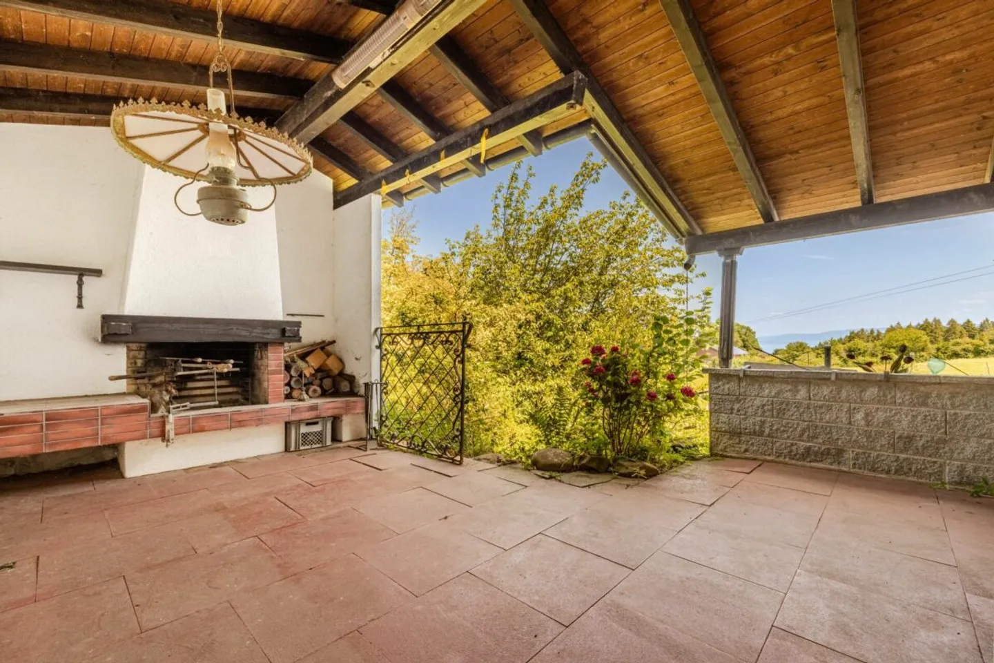 Ampio spazio per la famiglia, gli ospiti, le piccole imprese o l'affitto. Villa caratteristica con appartamento separato in una posizione panoramica cerca un nuovo proprietario che la ristrutturi. - Foto 4 di 8