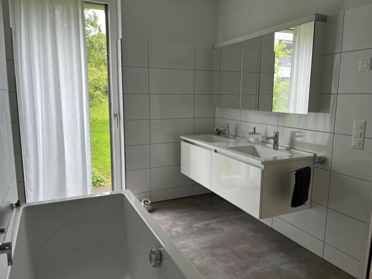 Exclusive ground floor apartment with huge balcony and great view - Photo 8 of 12