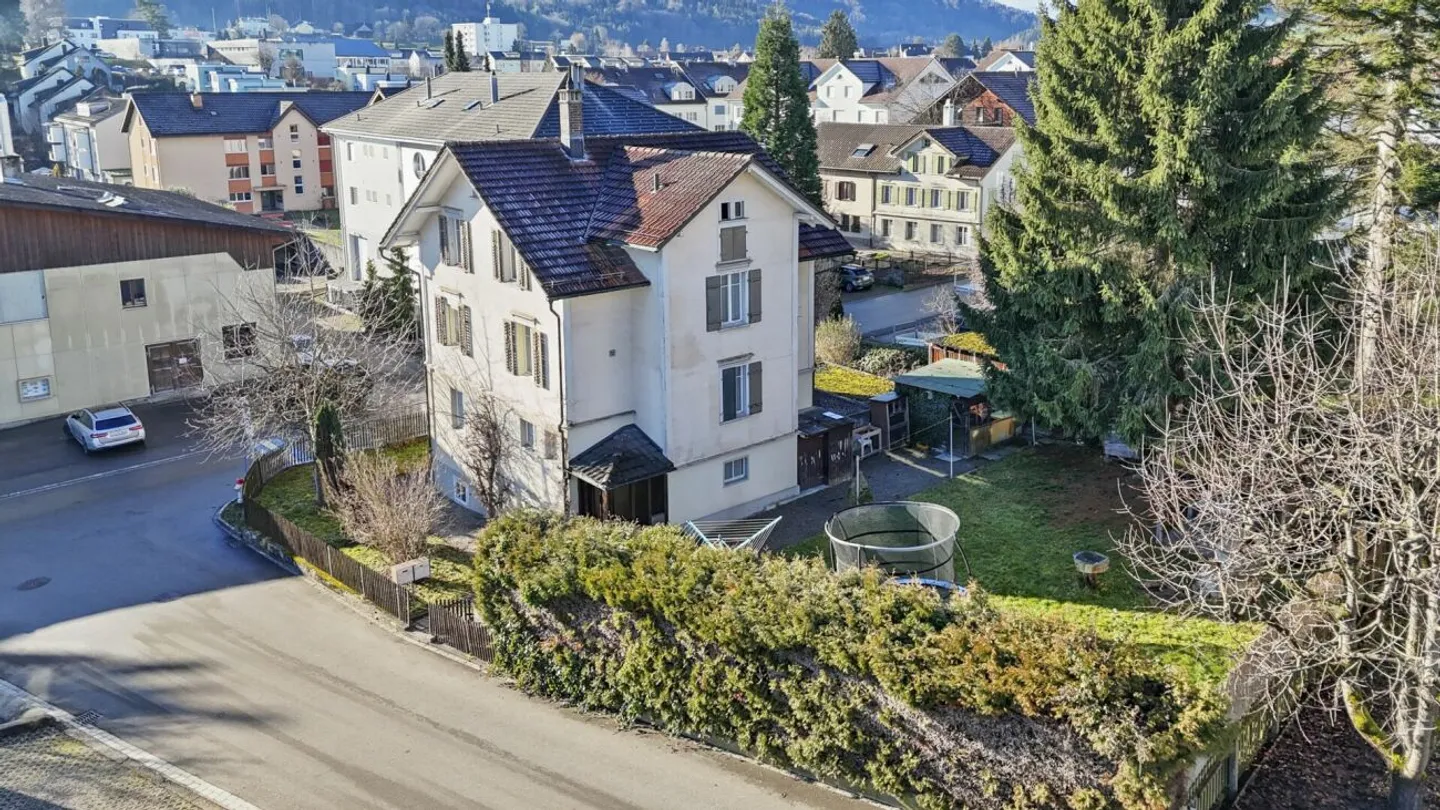 Freistehendes Einfamilienhaus mit Einliegerwohnung und vielseitigem Nutzungspotenzial in Flawil - Foto 2 di 13