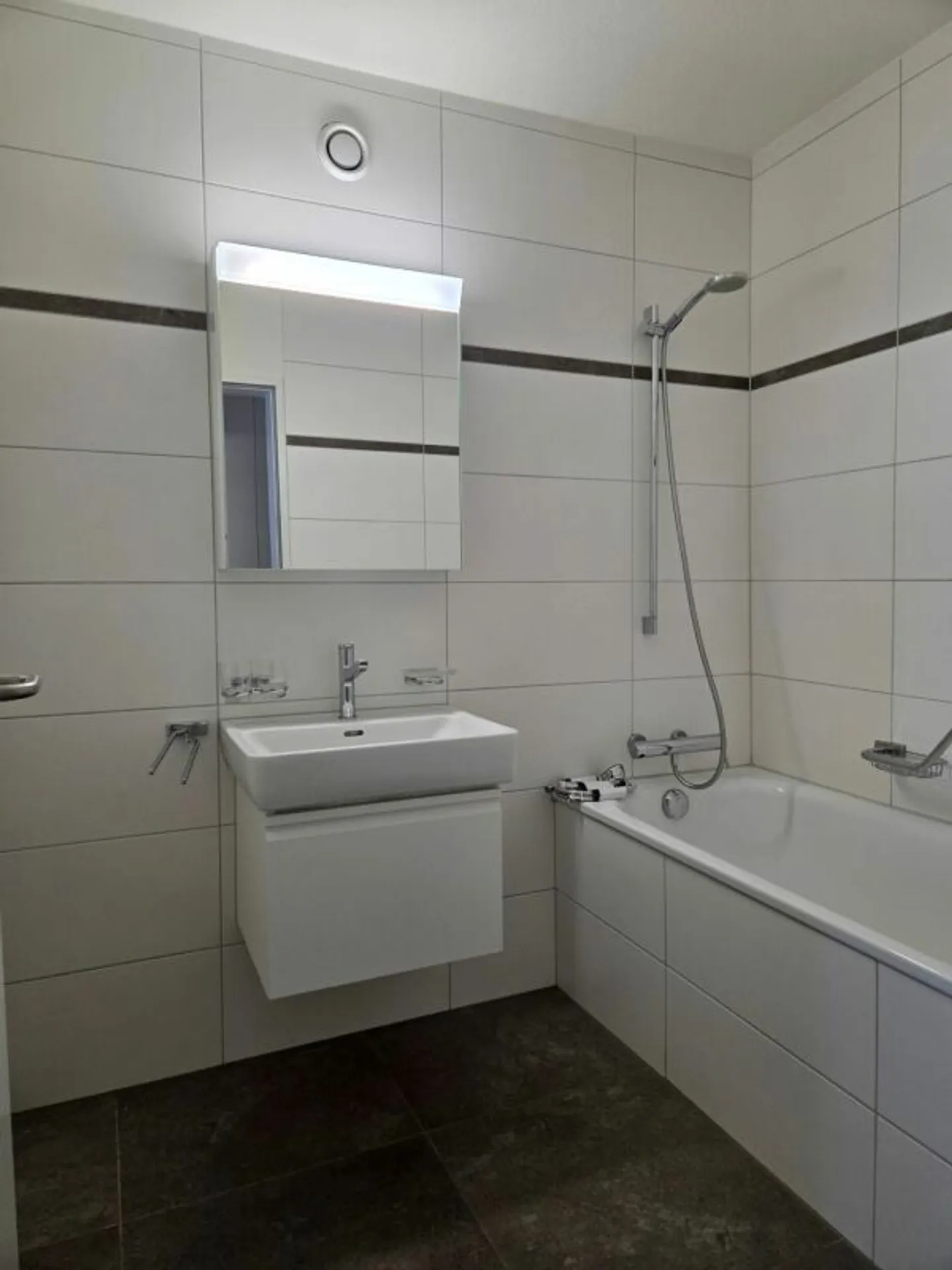 schöne 2.5-Zimmerwohnung an zentraler Lage zu vermieten - Foto 6 di 7