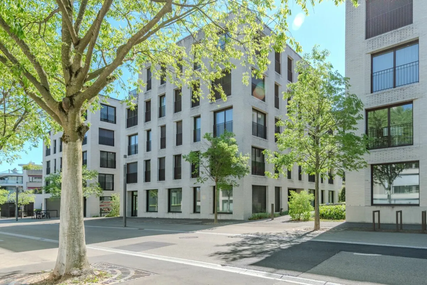 Spazi per uffici moderni nell'edificio Max Dudler a Rheinfelden (AG) - Foto 1 di 13
