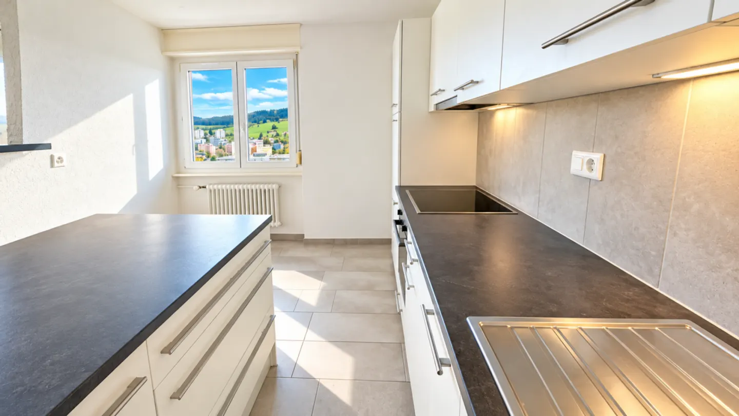 Beautiful bright 3-room apartment with balcony and magnificent unobstructed view in La Chaux-de-Fonds - Photo 1 of 13