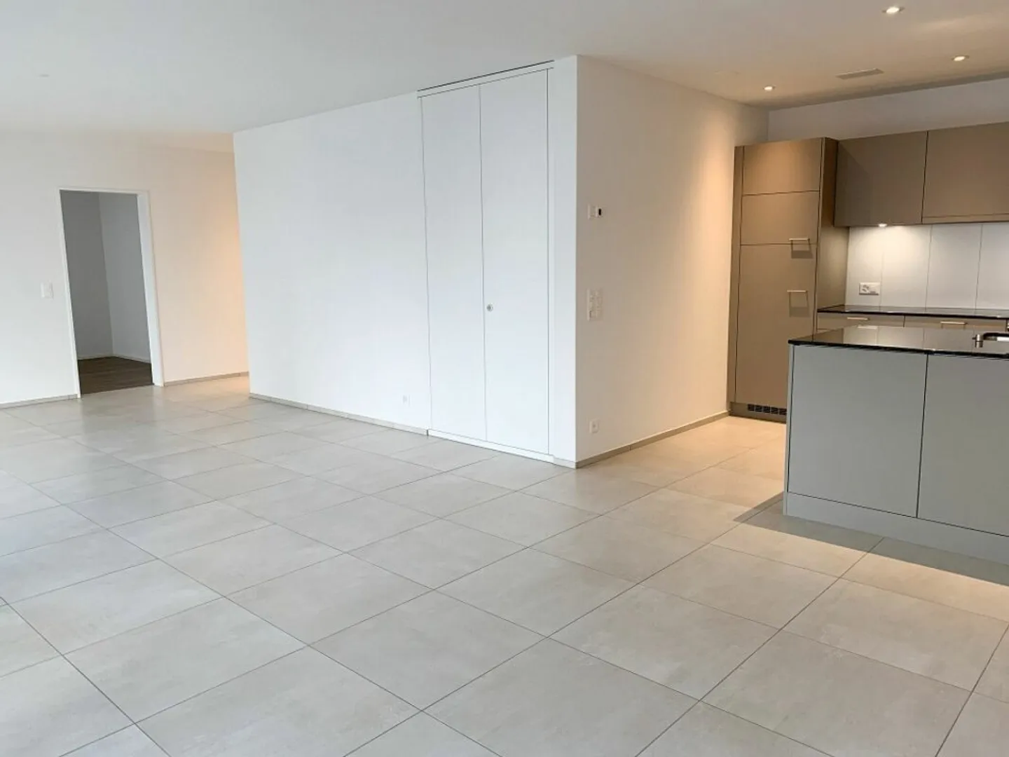 Living comfort with spacious balcony - Photo 4 of 5