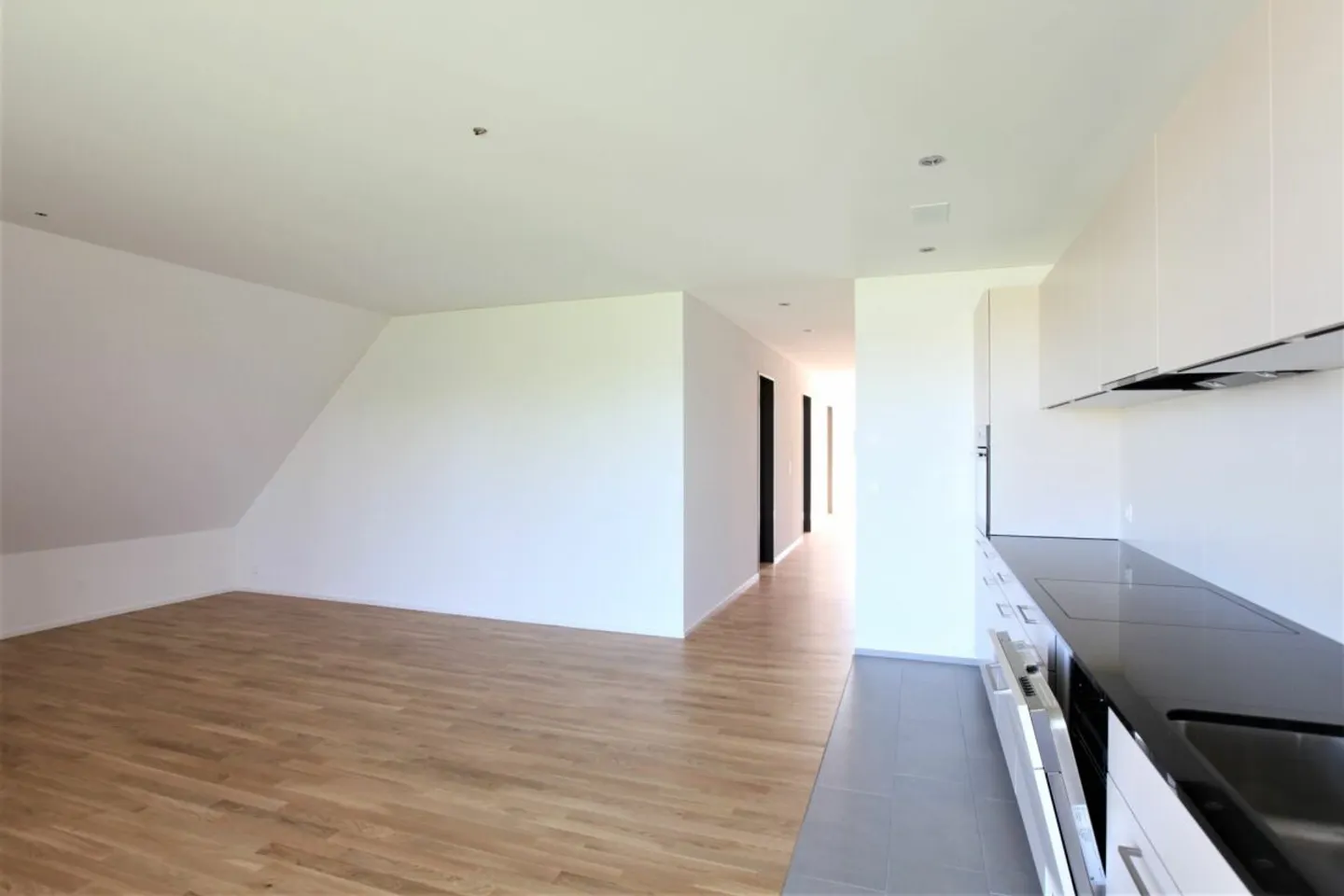 Appartement confortable de 4,5 pièces avec balcon et vue sur la verdure. - Photo 5 sur 11