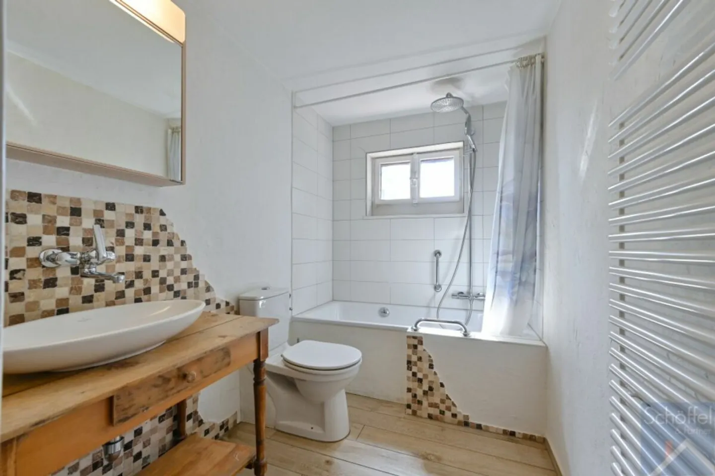 Geräumiges Freistehendes Haus - Foto 2 von 12