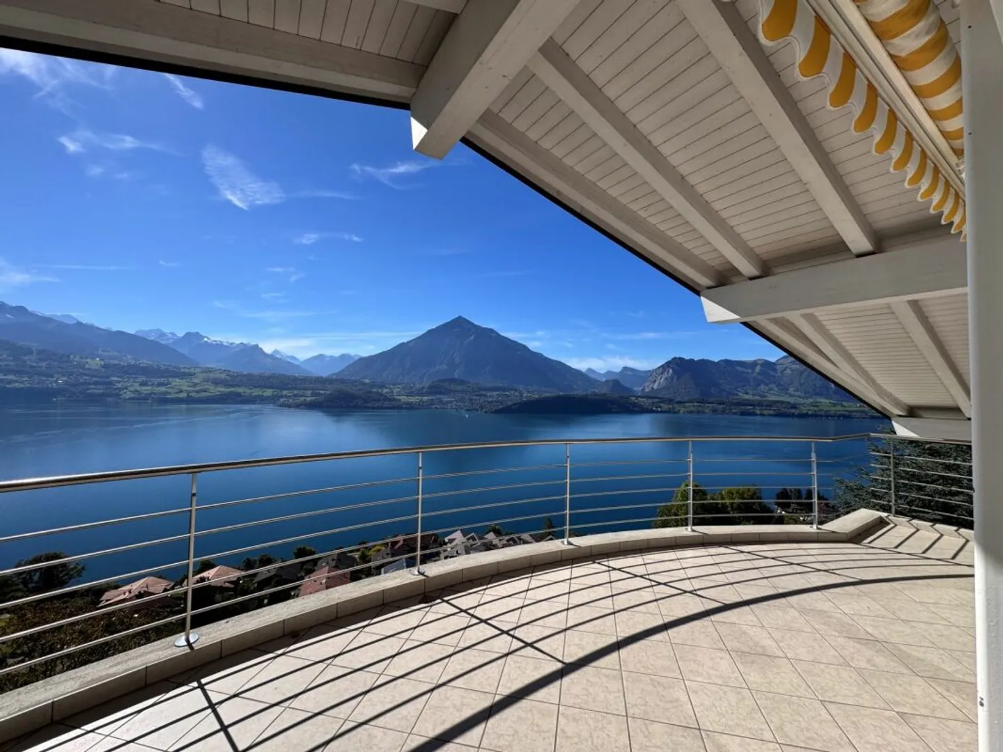 Attico sul lato soleggiato del lago di Thun - Foto 1 di 9