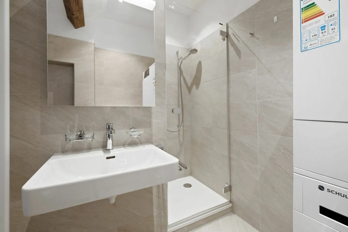 Modern 2 1/2-room attic apartment in a completely renovated multi-family house near Kronenplatz - Photo 7 of 10