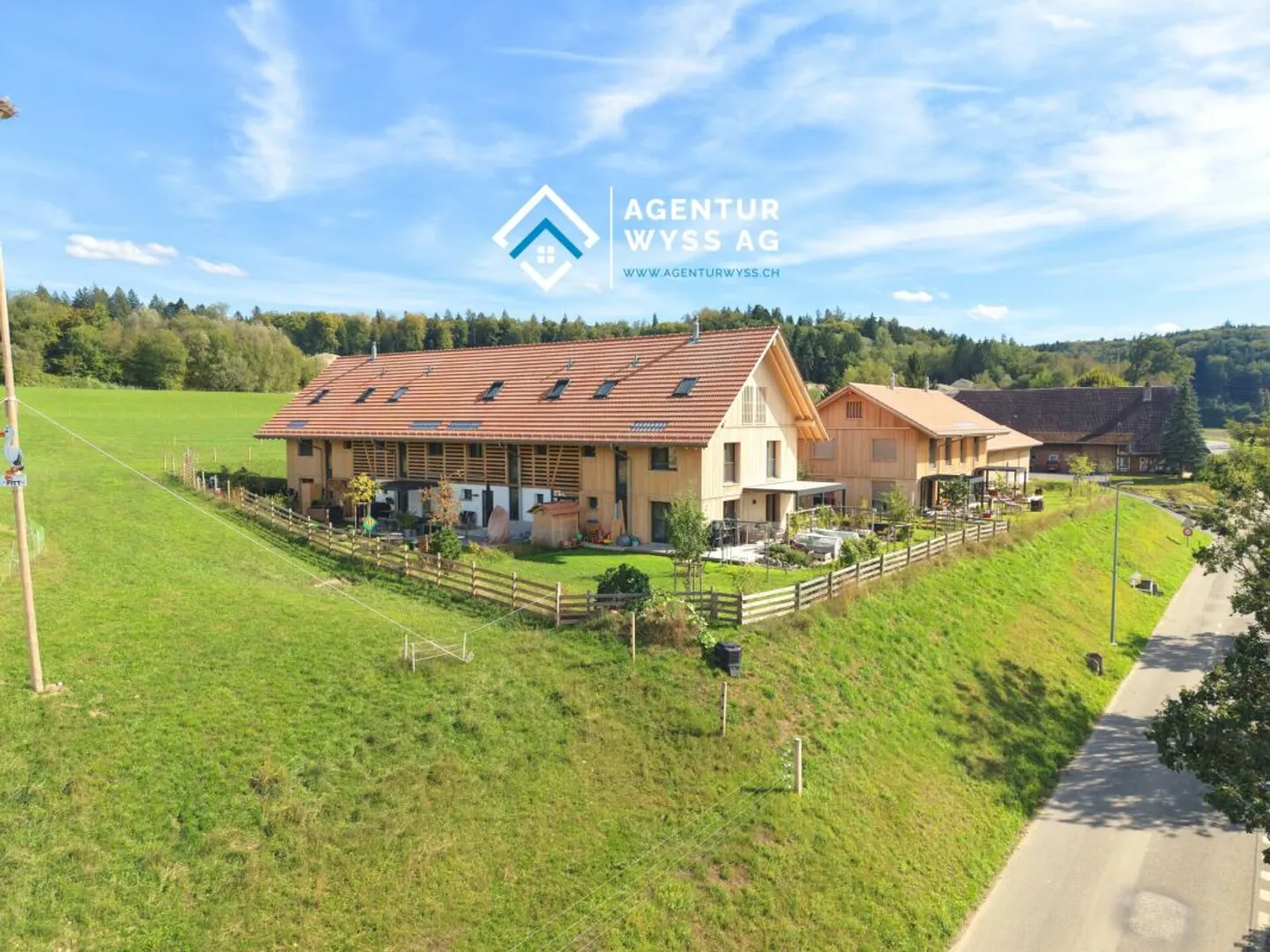 Modernes Einfamilienhaus mit Garten - Foto 1 von 13
