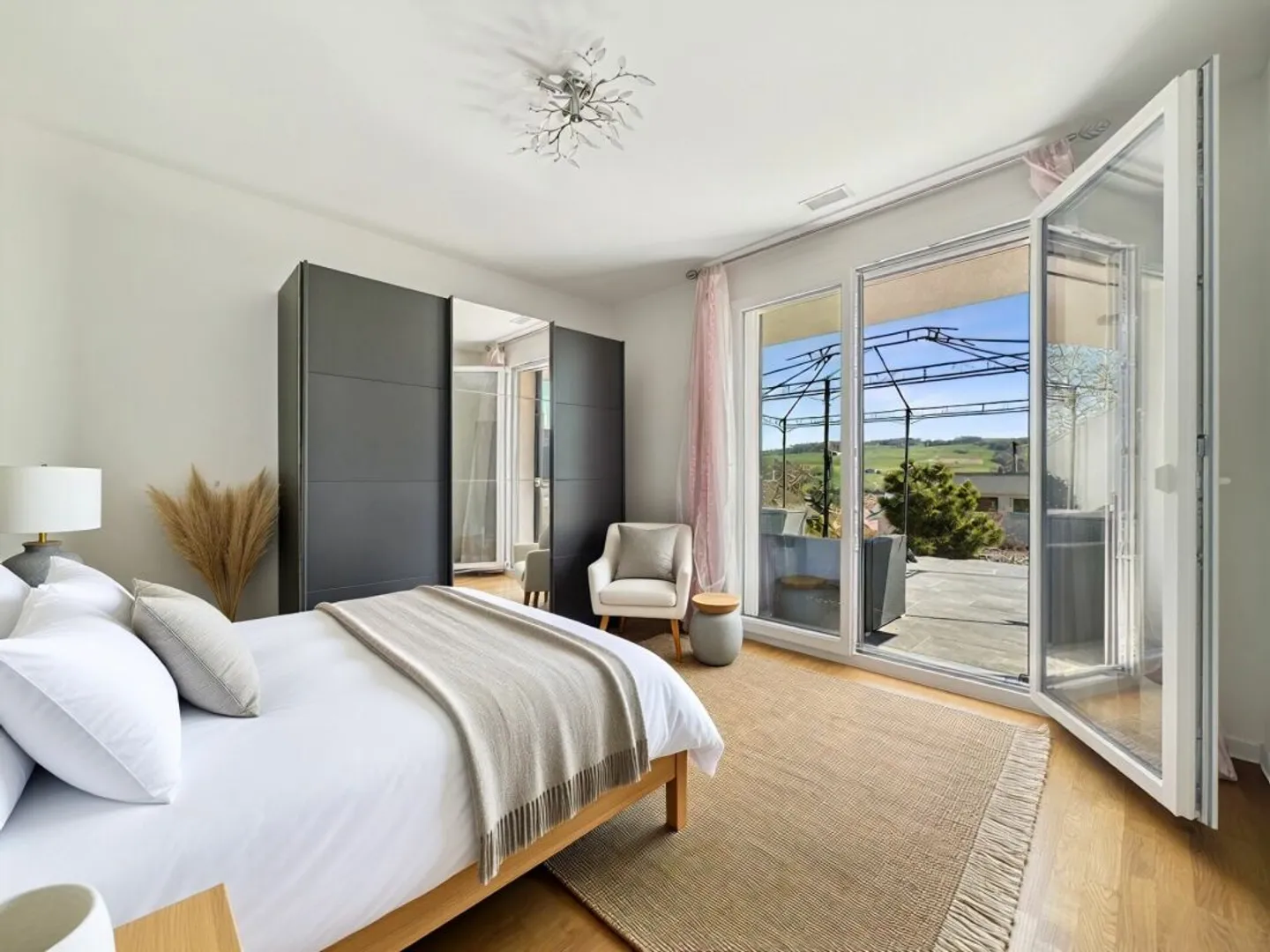 VILLA CONTIGUË FAMILIALE, AU CALME, AVEC TERRASSES ET BELLE LUMINOSITÉ - Photo 11 of 13