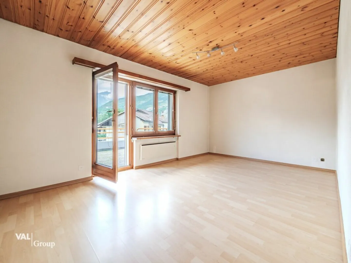 La tradizione incontra il futuro: proprietà residenziale e commerciale con potenziale versatile - Foto 5 di 13