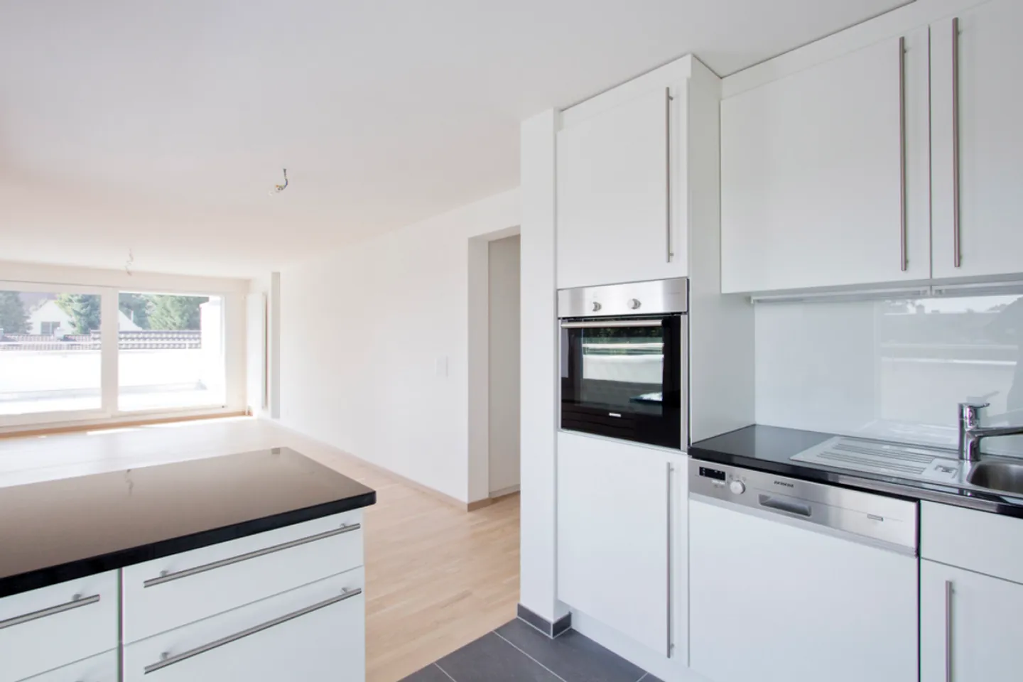 Sunny penthouse apartment with large roof terrace - Photo 2 of 11