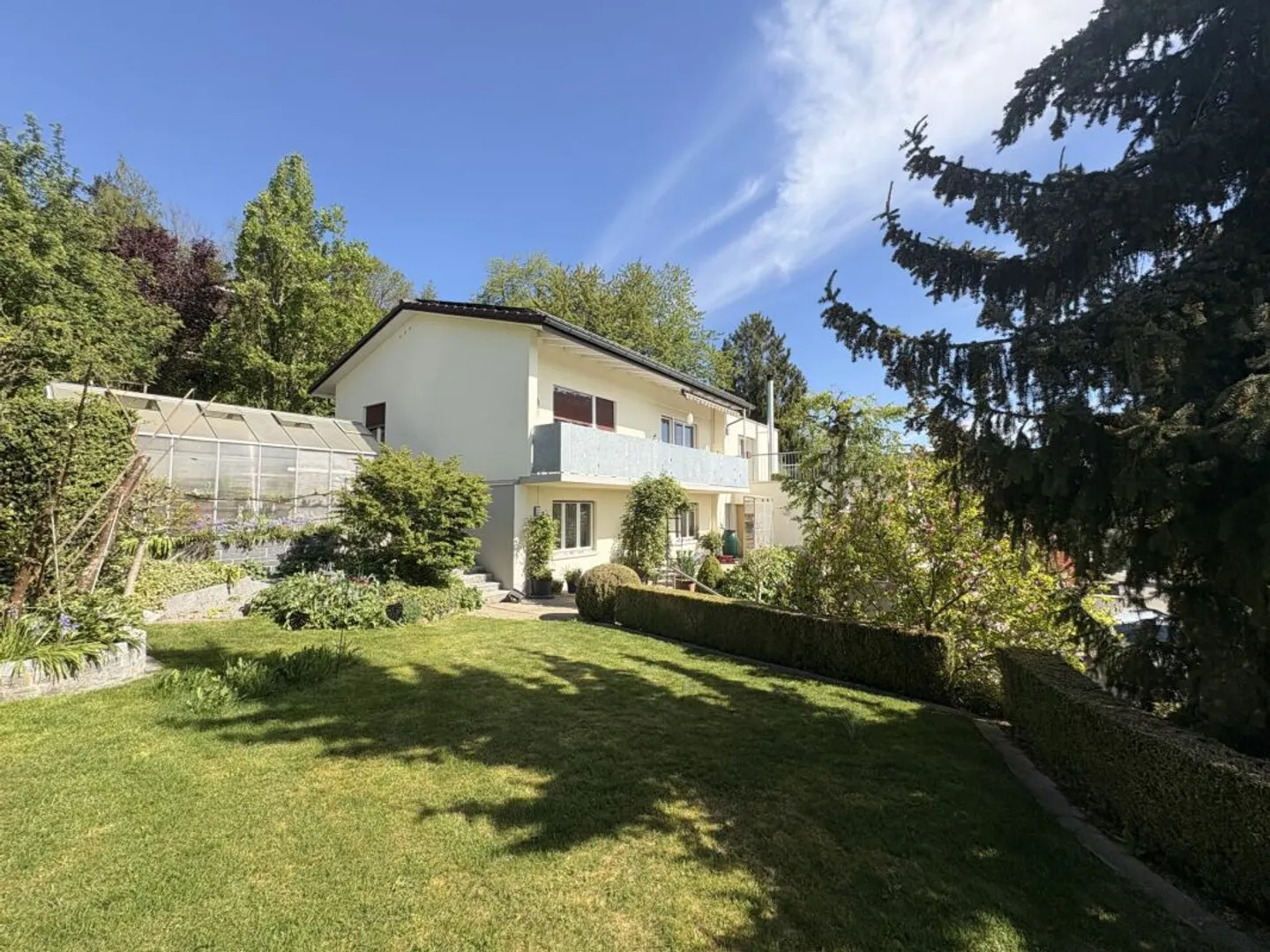 Vivre avec une vue : Maison individuelle spacieuse avec appartement - Photo 1 sur 13