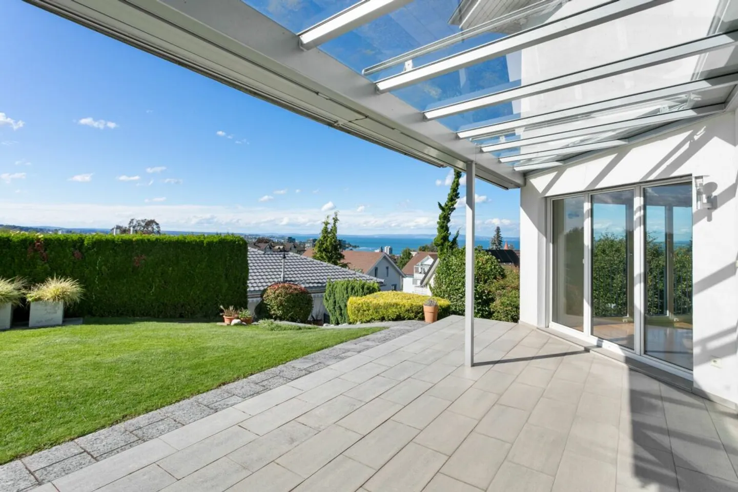 Villa with breathtaking lake view and outdoor pool - Photo 12 of 13