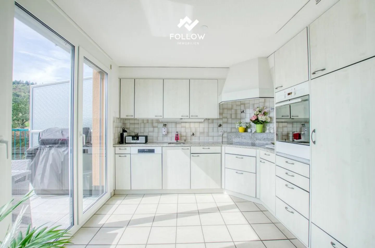 Vue panoramique sur le lac de Bienne: Appartement de rêve penthouse modernisé à Twann - Photo 11 sur 13