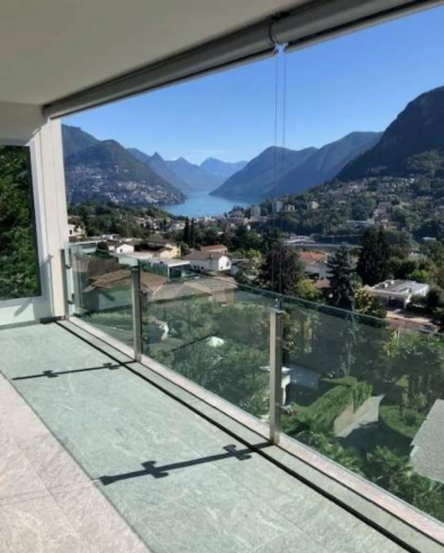 Duplex Elegante con Vista Lago - Foto 1 di 13