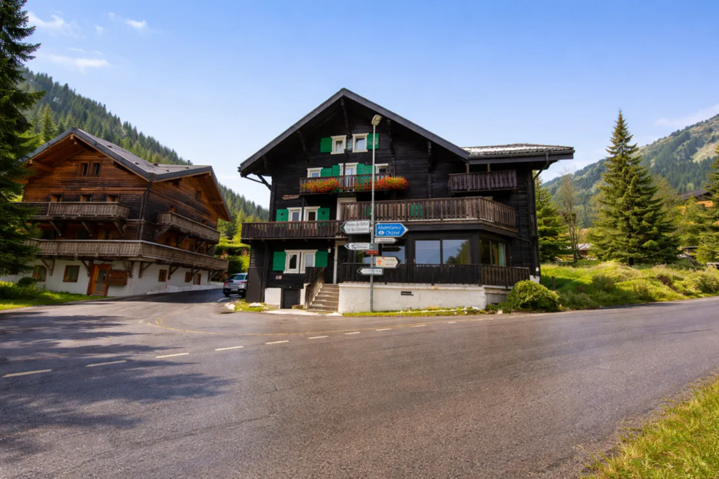 16-room inn with bar for rent in Morgins - Photo 1 of 13