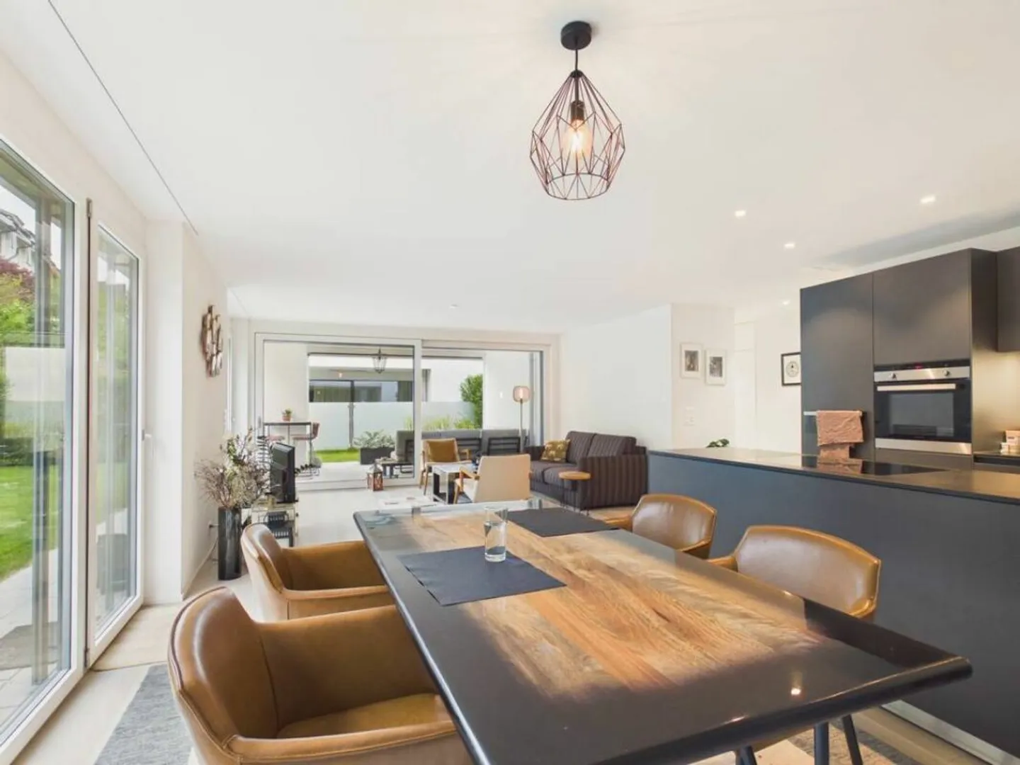 Stylé, lumineux et spacieux pour votre confort - Photo 2 sur 12