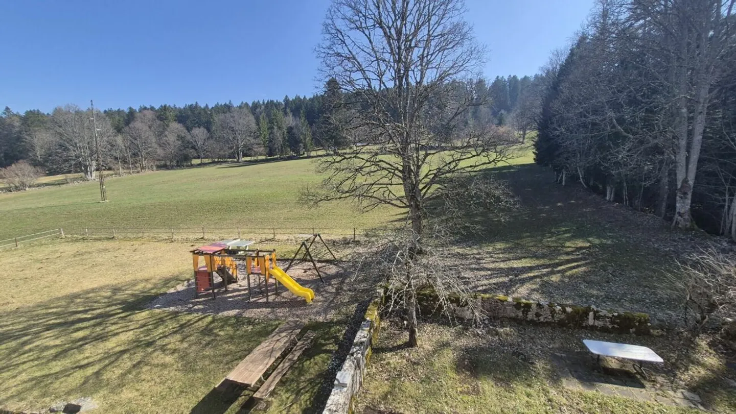 Charm of the old and absolute calm: 5.5-room apartment in Planchettes - Photo 10 of 12