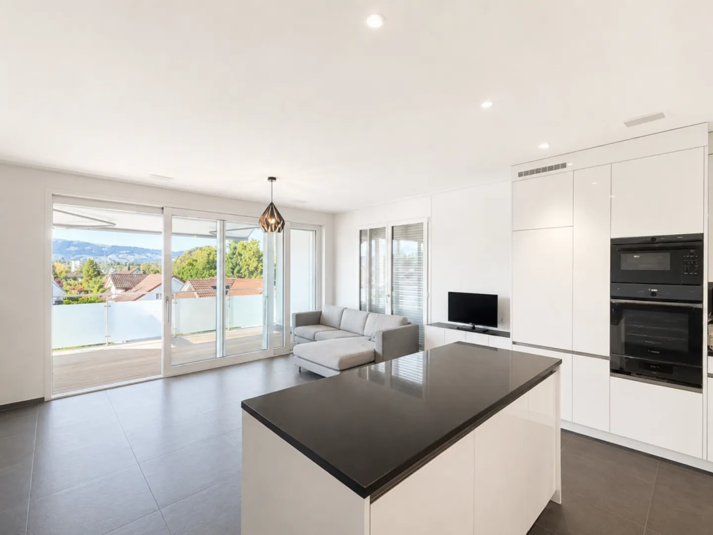 Appartamento esclusivo di 3,5 stanze con grande balcone in affitto - Foto 4 di 7