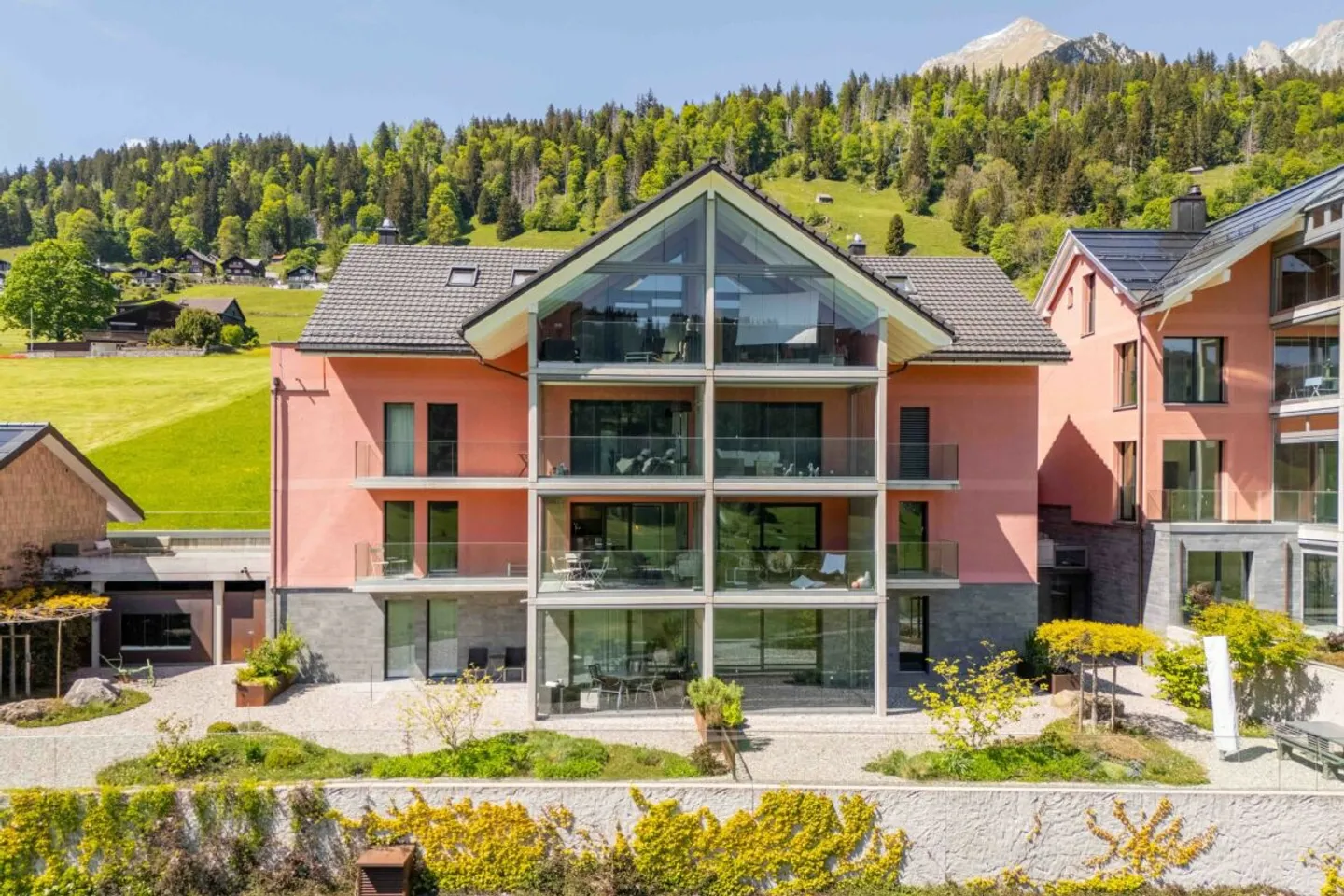 Vivre avec une vue - appartement de 3.5 pièces de haute qualité (adapté comme résidence secondaire) avec balcon et terrasse - Photo 2 sur 13