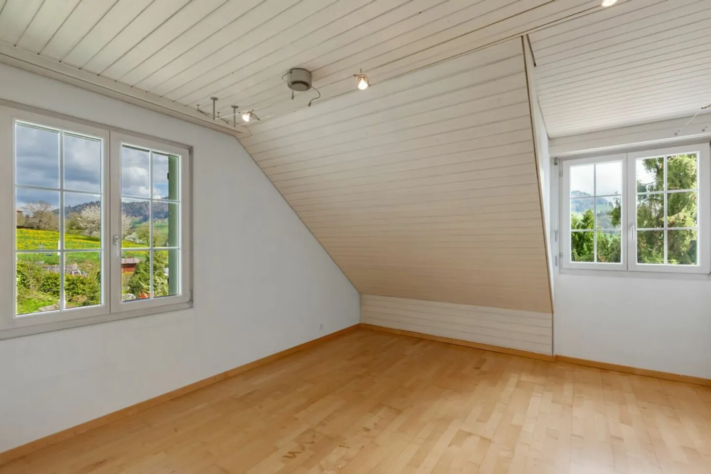 Idyllic, detached 6.5-room single-family house in sunny hillside location - Photo 9 of 12